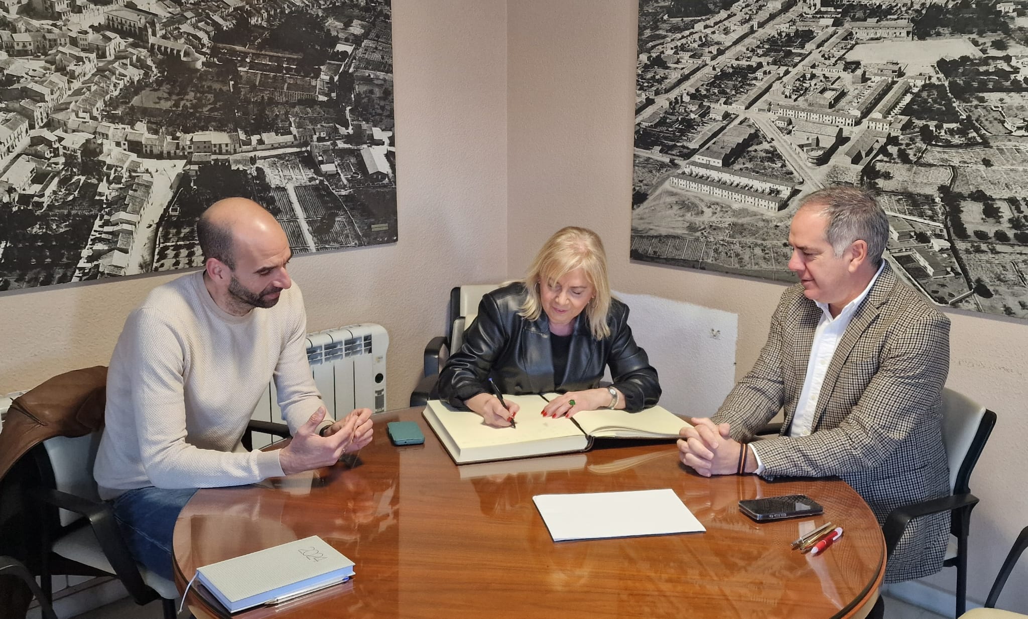 La directora general de l'IVASS es reunix amb l'alcalde de Sant Joan d'Alacant per a establir línies de col·laboració en l'àmbit social