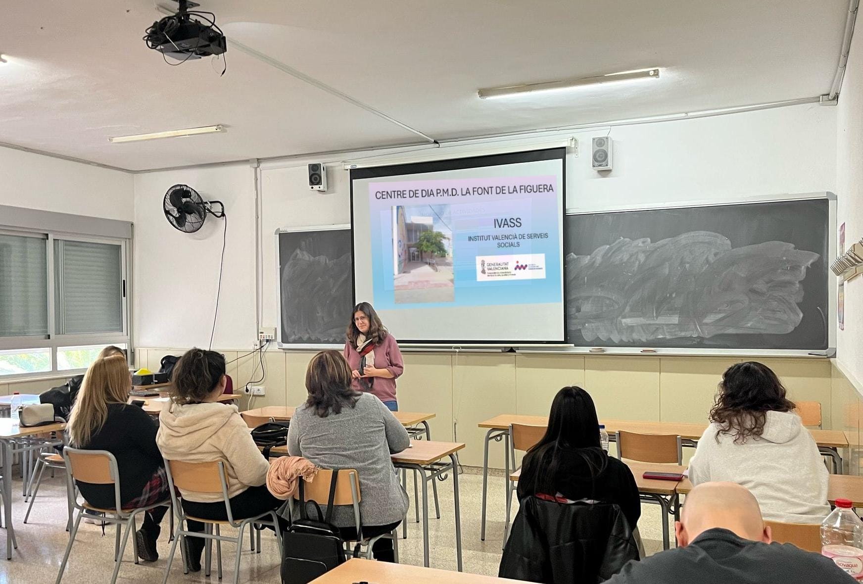 El centro de día de personas mayores del IVASS en la Font de la Figuera participa en unas jornadas del IES LA NÍA de Aspe