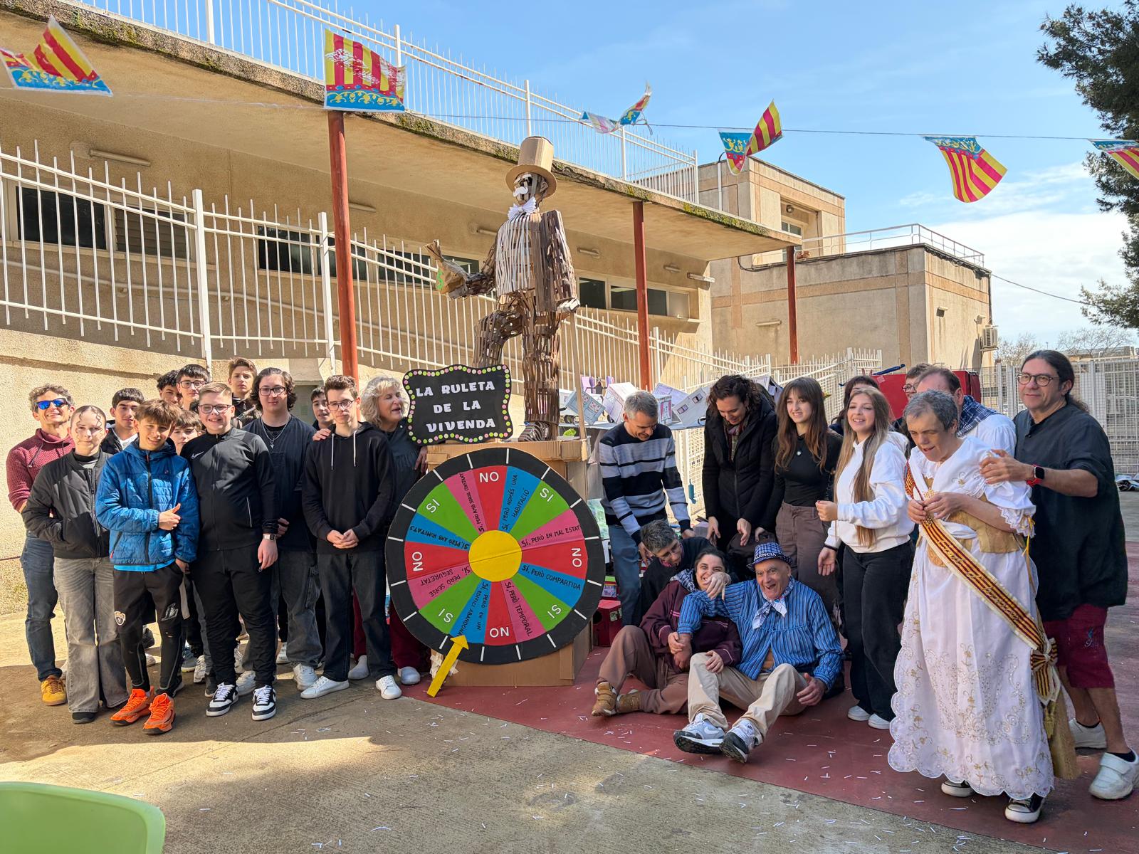 La residencia l’Almara i l'AFA de l'IES Vicent Andrés Estellés de Burjassot es van unir per a celebrar una festa fallera molt especial 