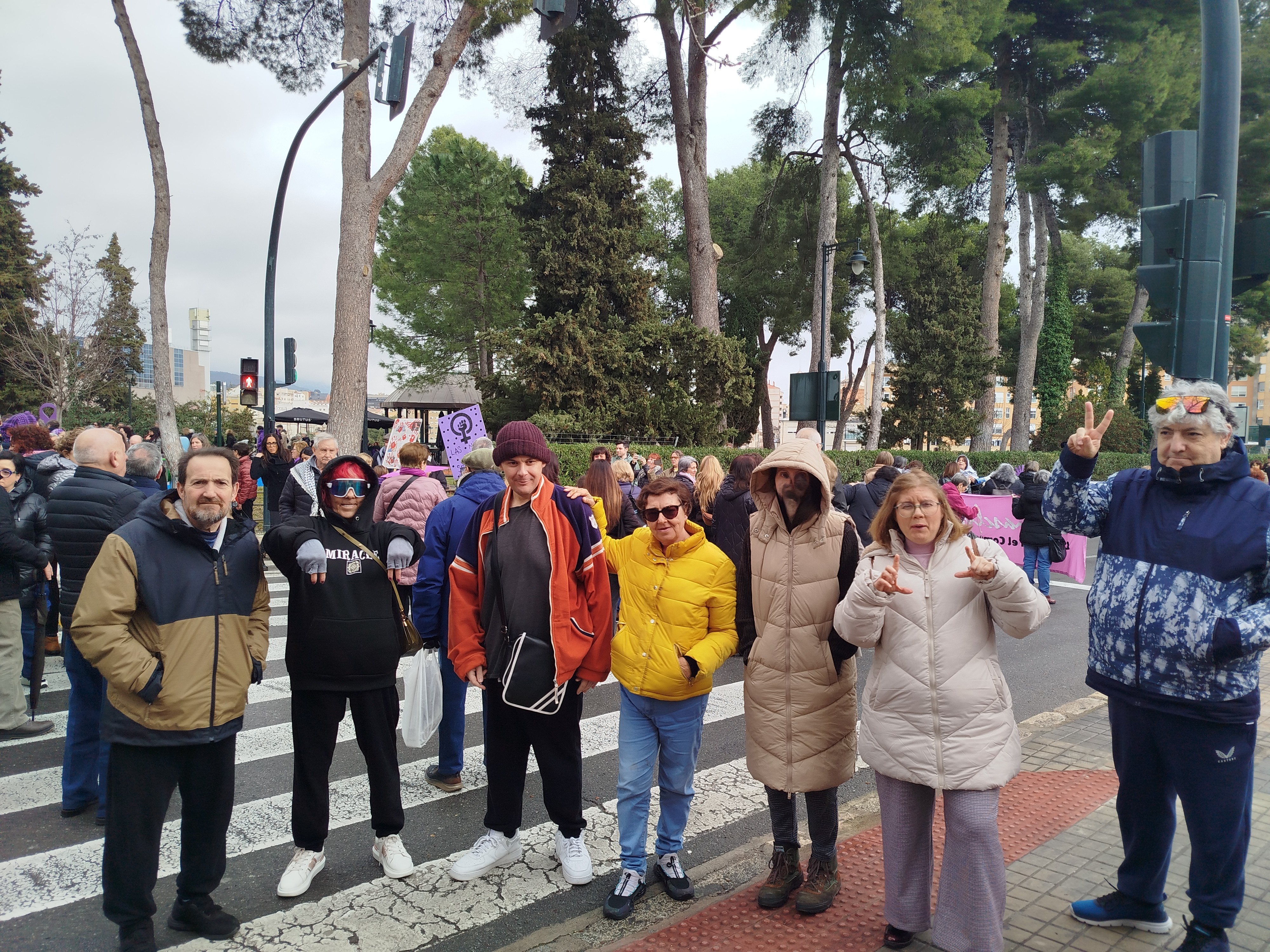 Les persones usuàries del CEEM Mossèn Cirilo van participar en la marxa del 8M organitzada a Alcoi per la igualtat, els drets i la visibilitat de les dones