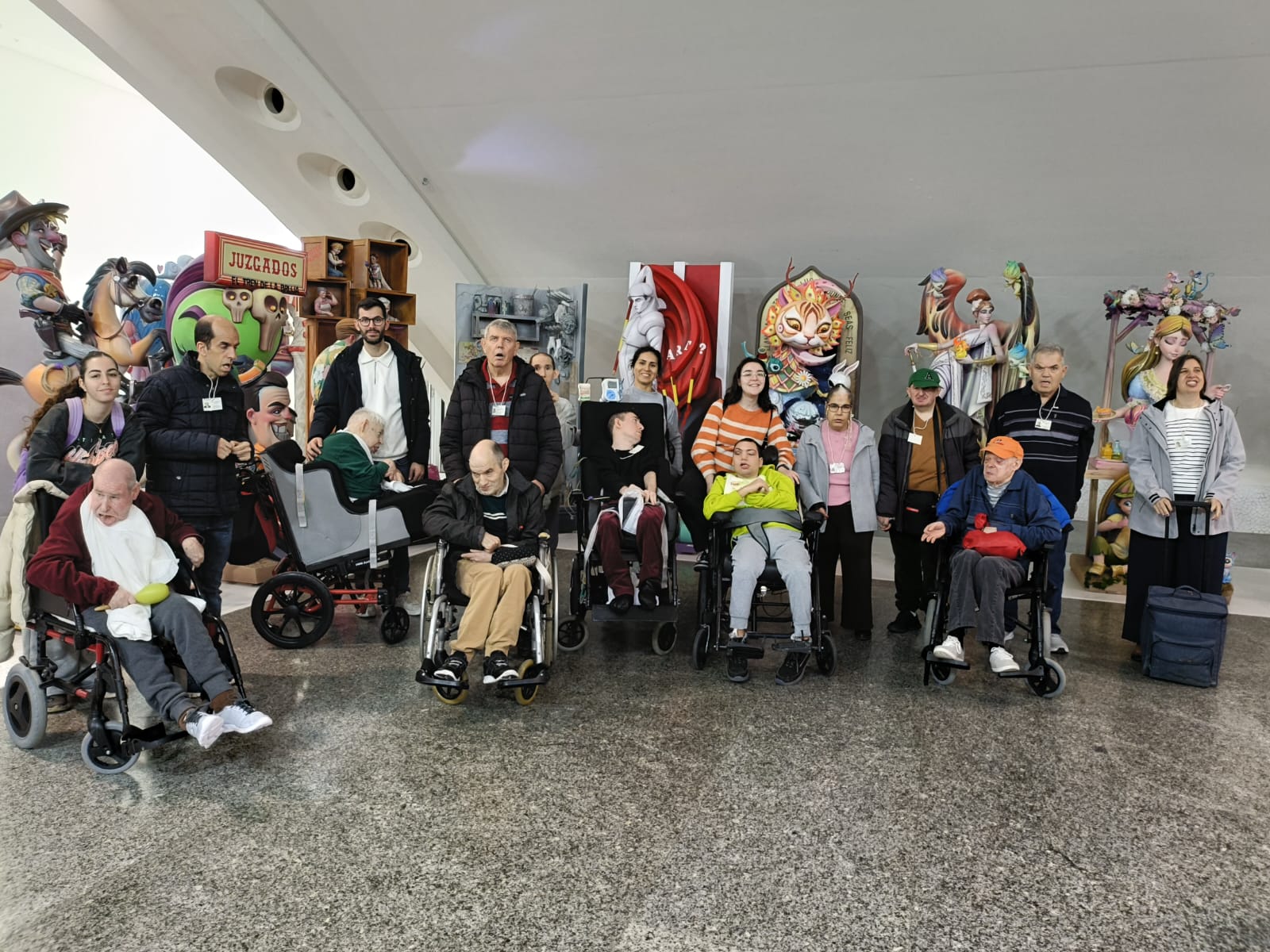 Les persones amb discapacitat intel·lectual de la residència La Humanitat han visitat l'Exposició del Ninot en el Museu Príncep Felip, un espai imprescindible per a comprendre la rellevància que tenen les Falles i el seu gran valor cultural i artístic