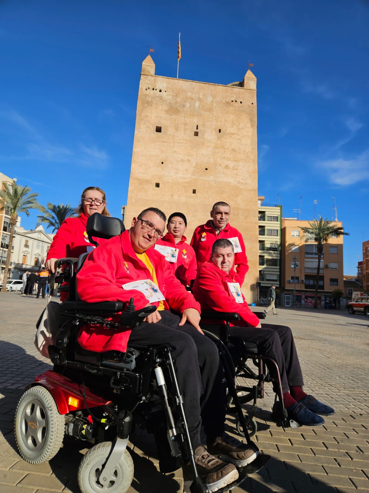 Personas usuarias del CD Torrefiel de daño cerebral adquirido participan en una ruta de senderismo urbana adaptada a personas con movilidad reducida organizada por COPAVA en Torrente