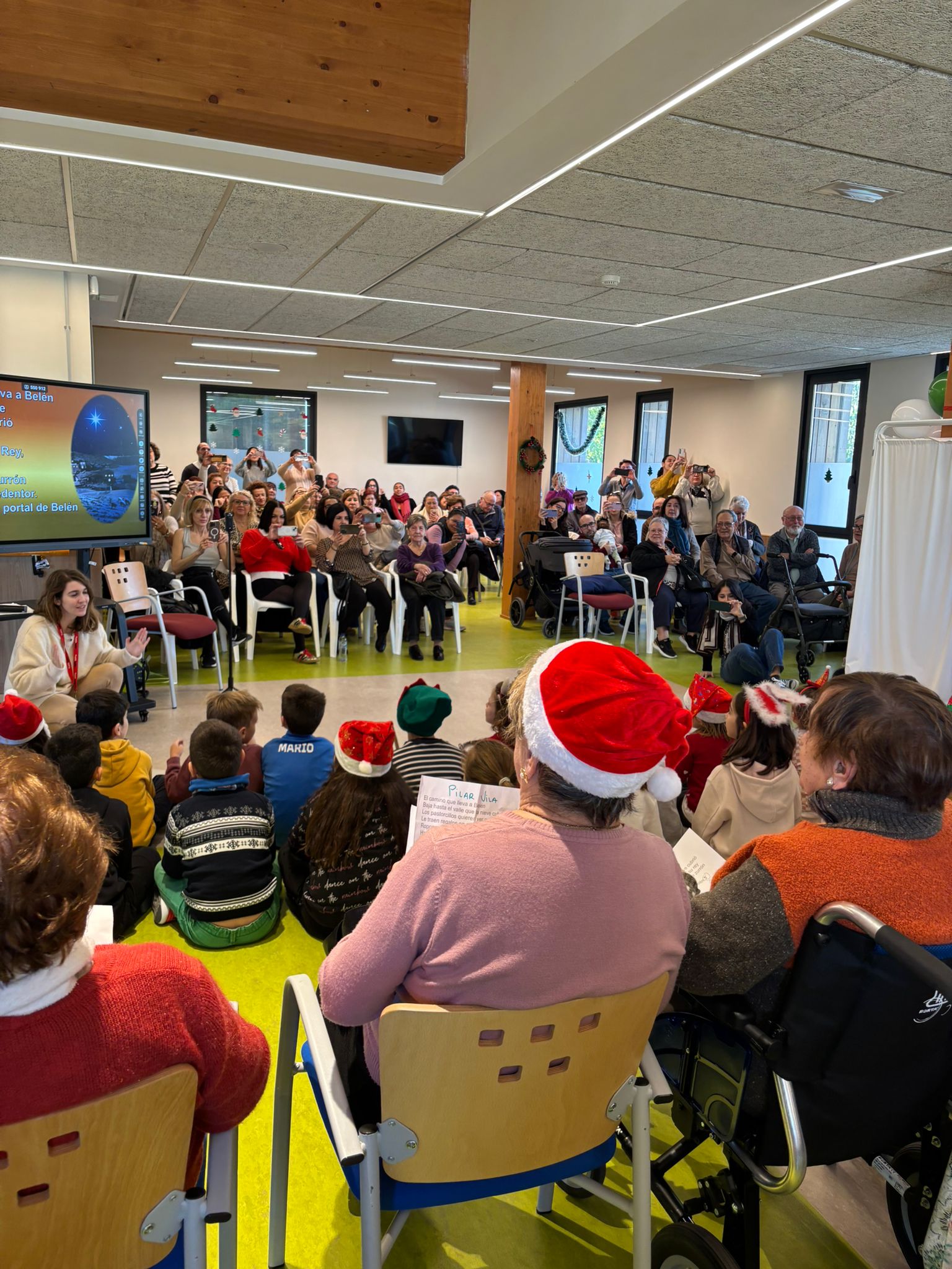 El centro de día Ana Lluch del IVASS celebra una jornada entre personas mayores y escolares del CEIP Mediterrani de Meliana