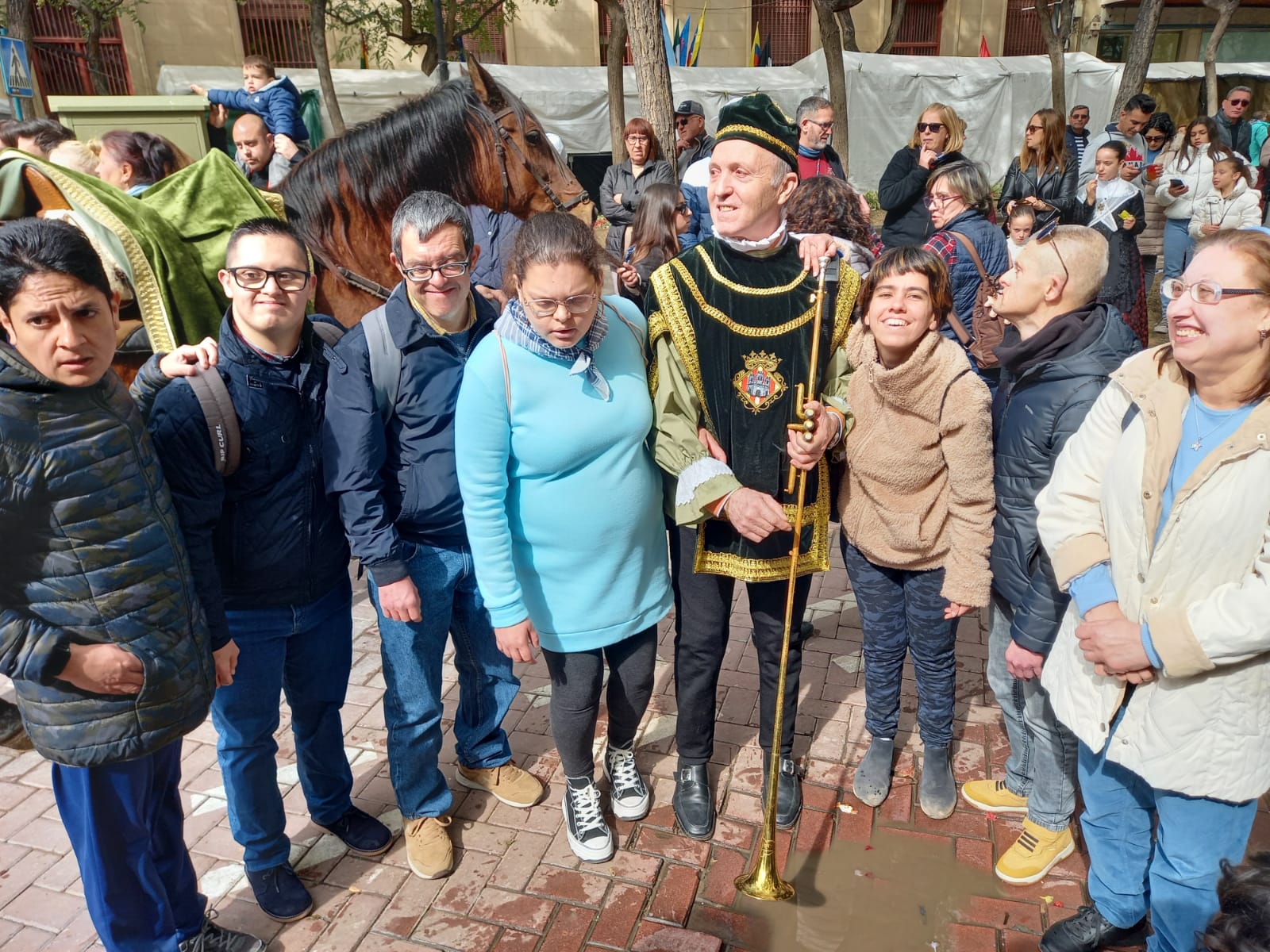 Un grupo de personas usuarias y monitores del C.O Burisana visitan Castellón en sus fiestas de la Magdalena