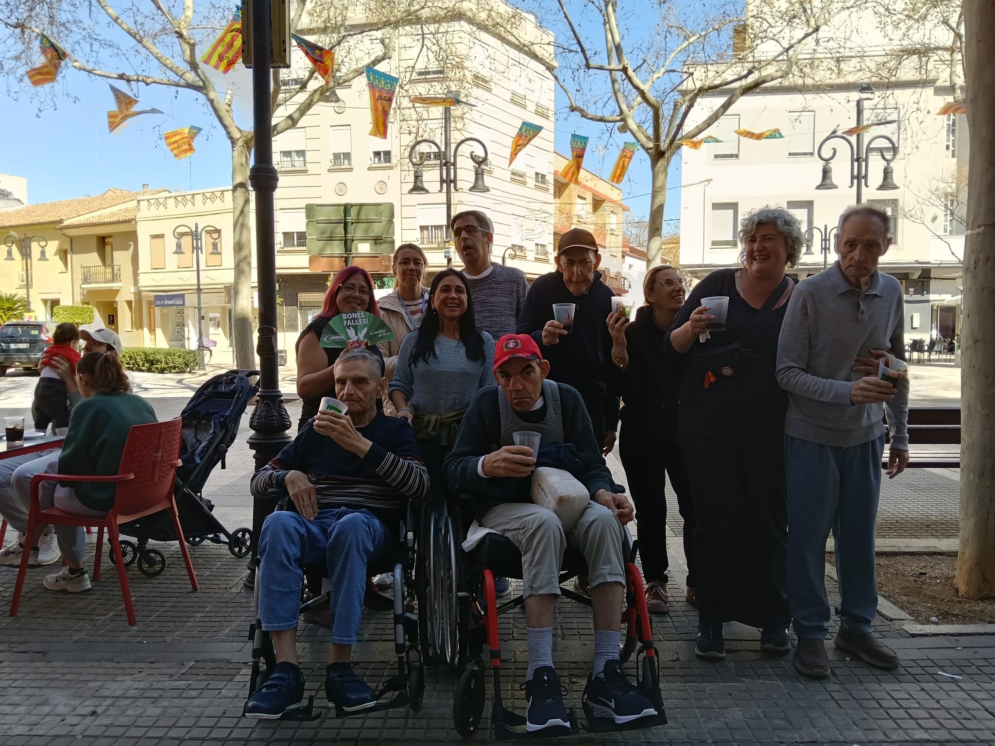 Les persones usuàries de la residència Bennàger van gaudir d'uns irresistibles bunyols de carabassa, guardonats amb el primer premi La Buñolería de Mary 