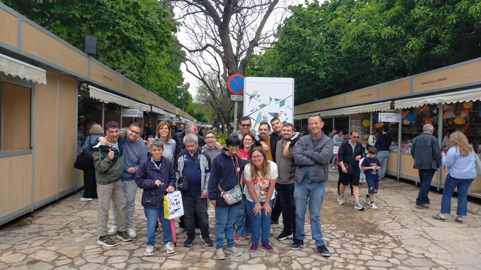 Las personas usuarias del C.O. Marxalenes visitan la Fira del Llibre de Valencia
