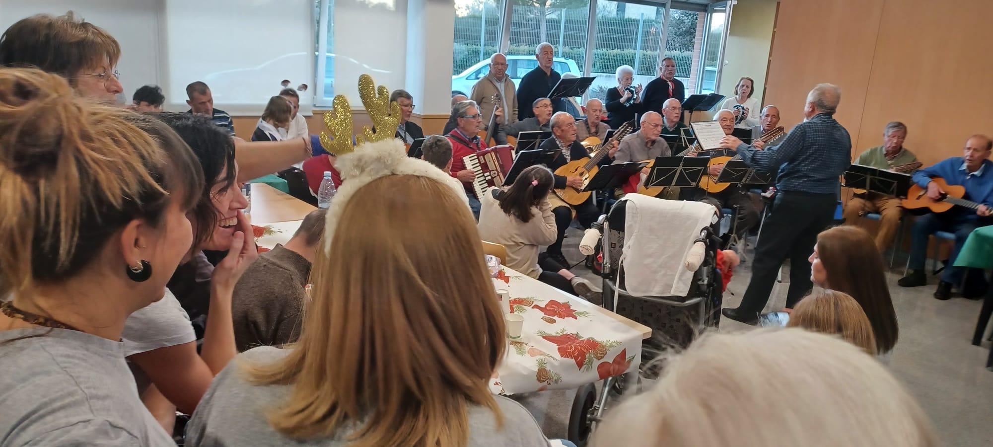 Gran participación de las familias en la Fiesta de Navidad de la residencia Caixa Ontinyent del IVASS en esta localidad