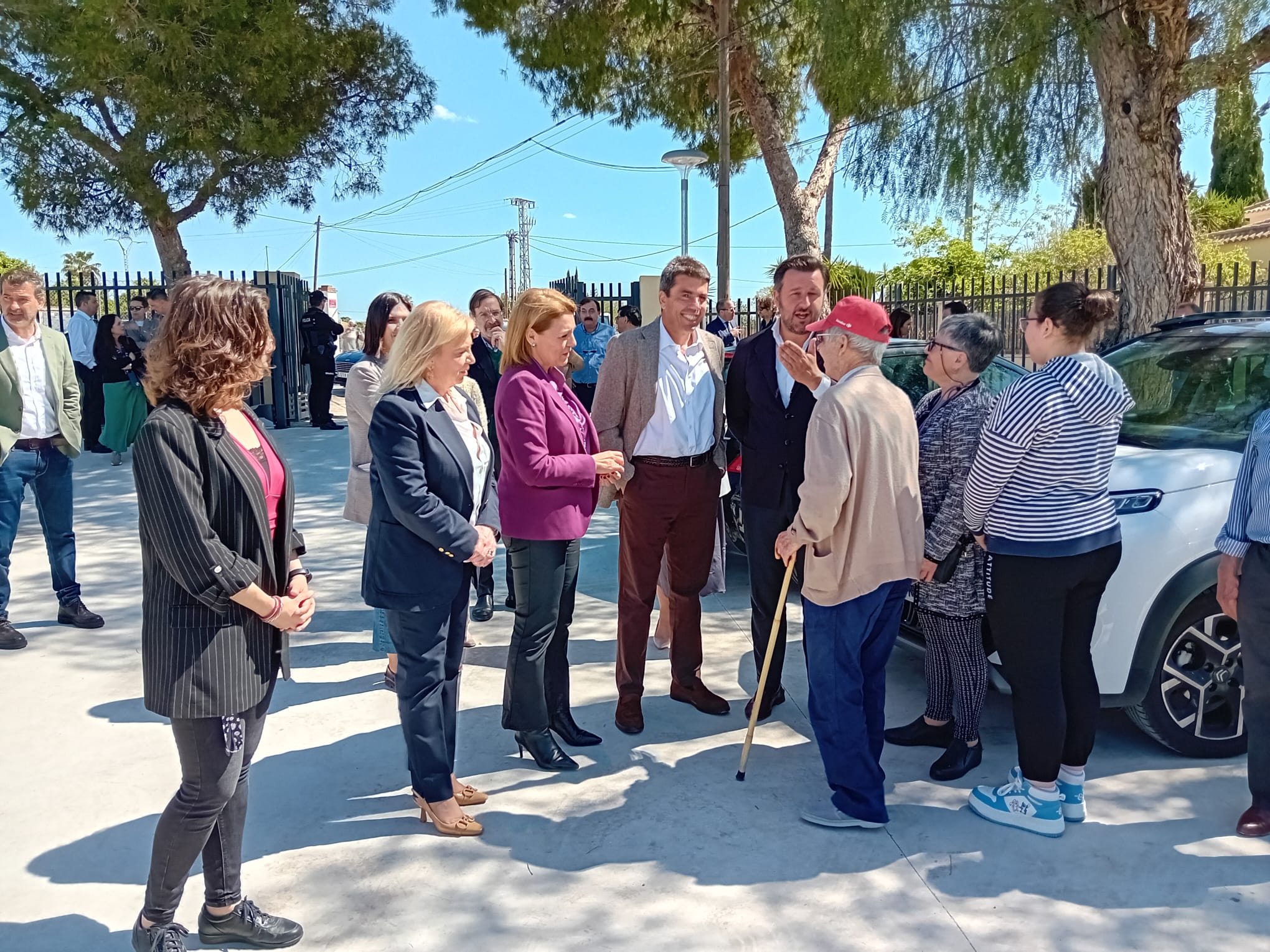 El presidente Carlos Mazón visita el centro de día Els Garrofers del IVASS en Elche