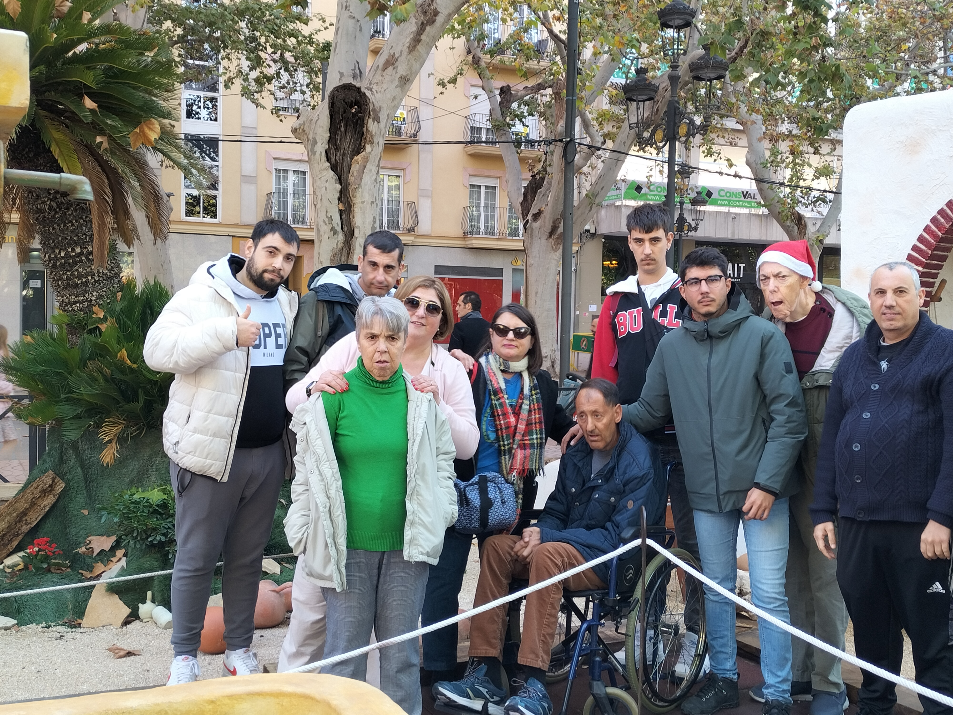 Las compañeras y compañeros de la residencia Bennàger del IVASS en Aldaia visitan el Belén monumental de Xàtiva