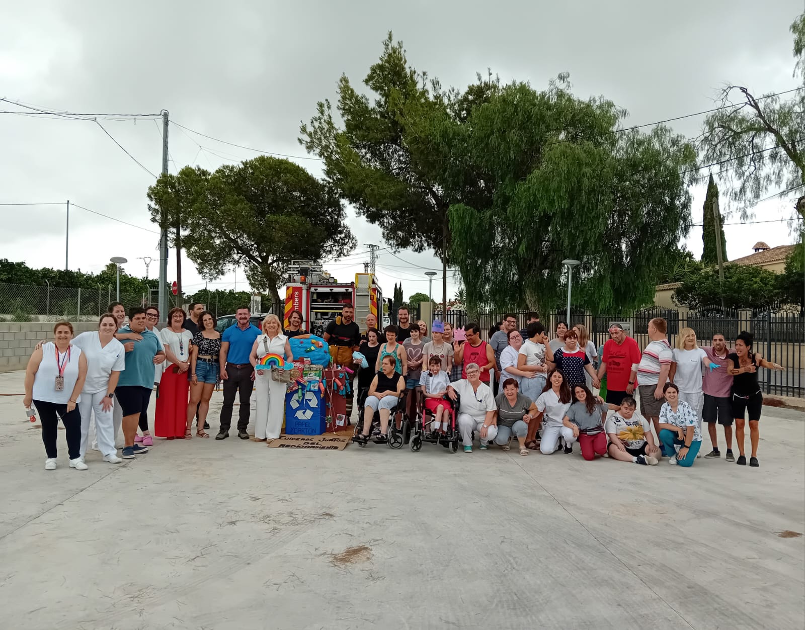 La directora general del IVASS y el secretario autonómico del Sistema Sociosanitario celebran les Fogueres de Sant Joan con las personas usuarias del CD Els Garrofers de Elche