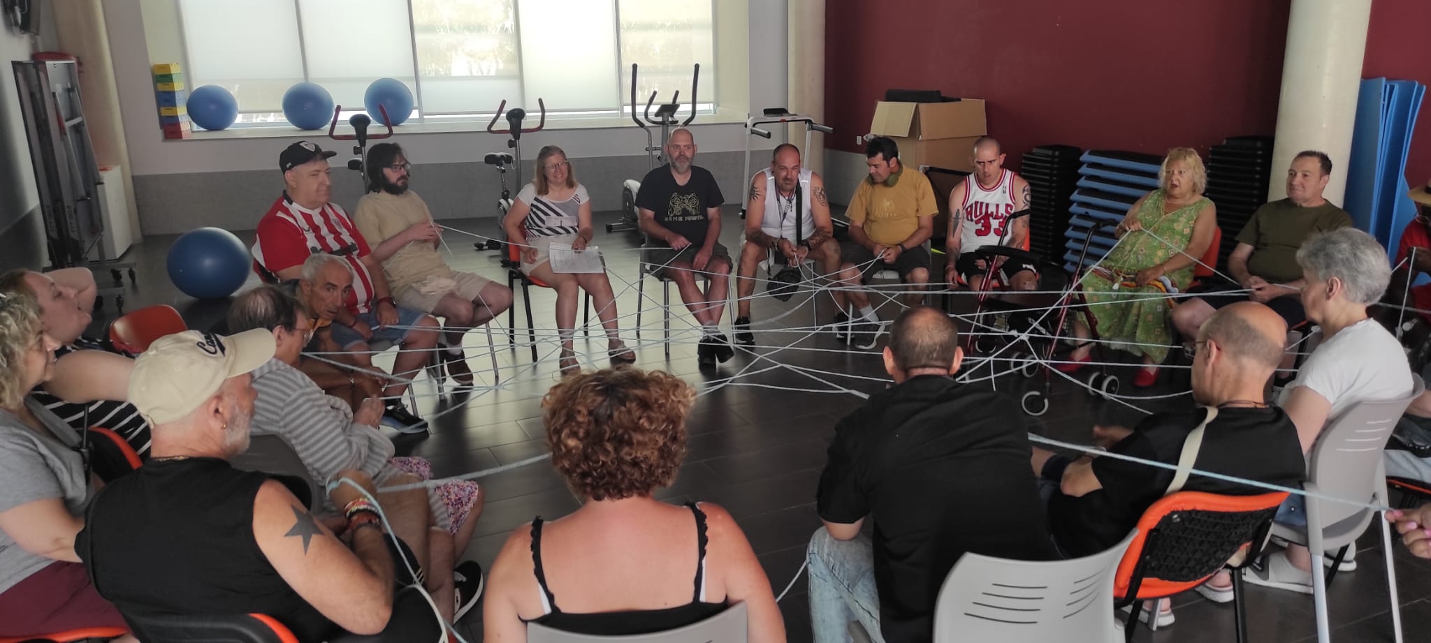 Personas con enfermedad mental crónica del CEEM Mossèn Cirilo del IVASS en Alcoi realizan la dinámica de grupo 