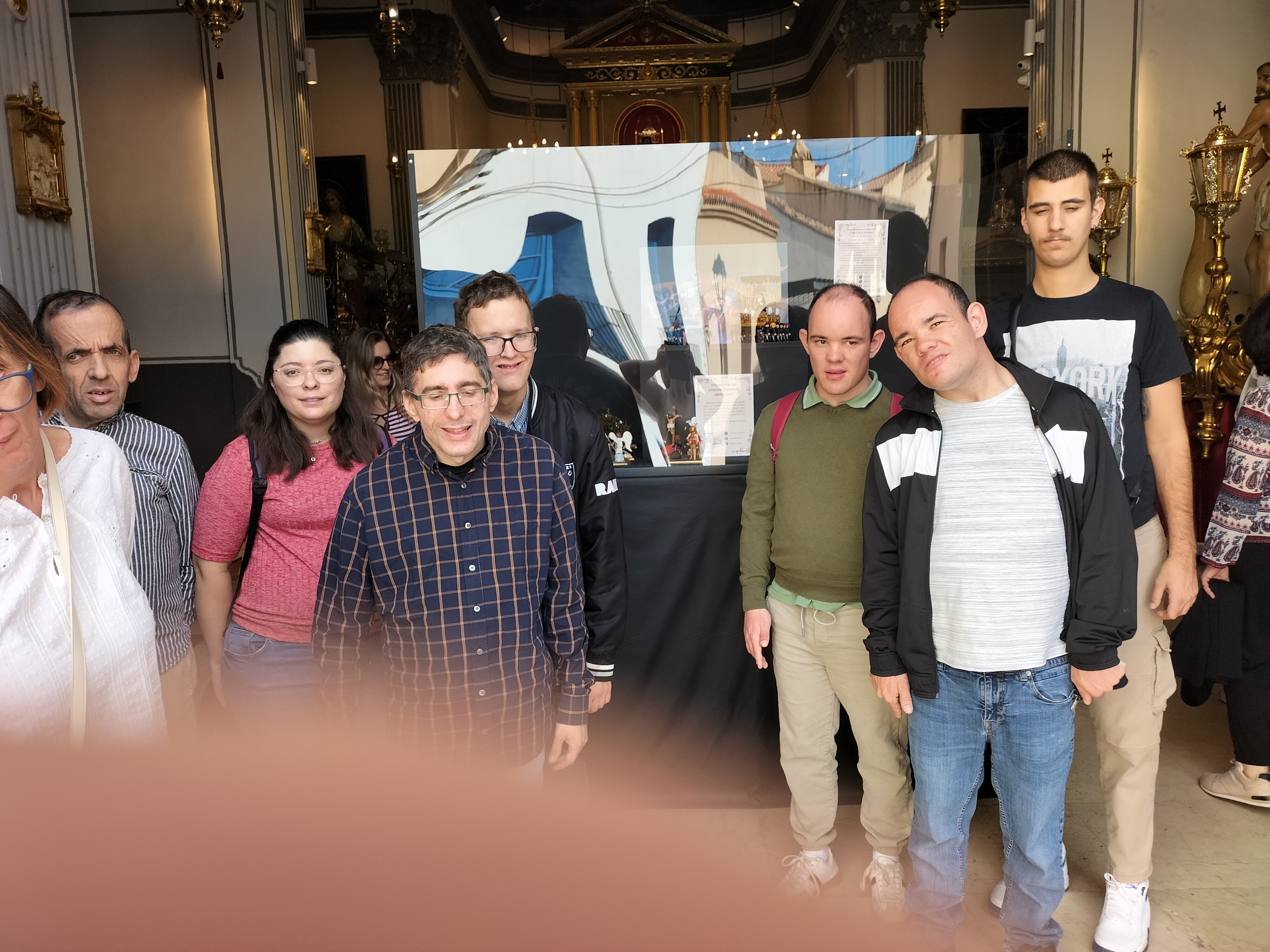 Personas con discapacidad intelectual de la residencia Bennàger visitan la exposición Playmobil Cofrade en la Ermita de la Sang organizada por la Mayoralía 2025 de la Cofradía de la Purísima Sangre de Sagunto