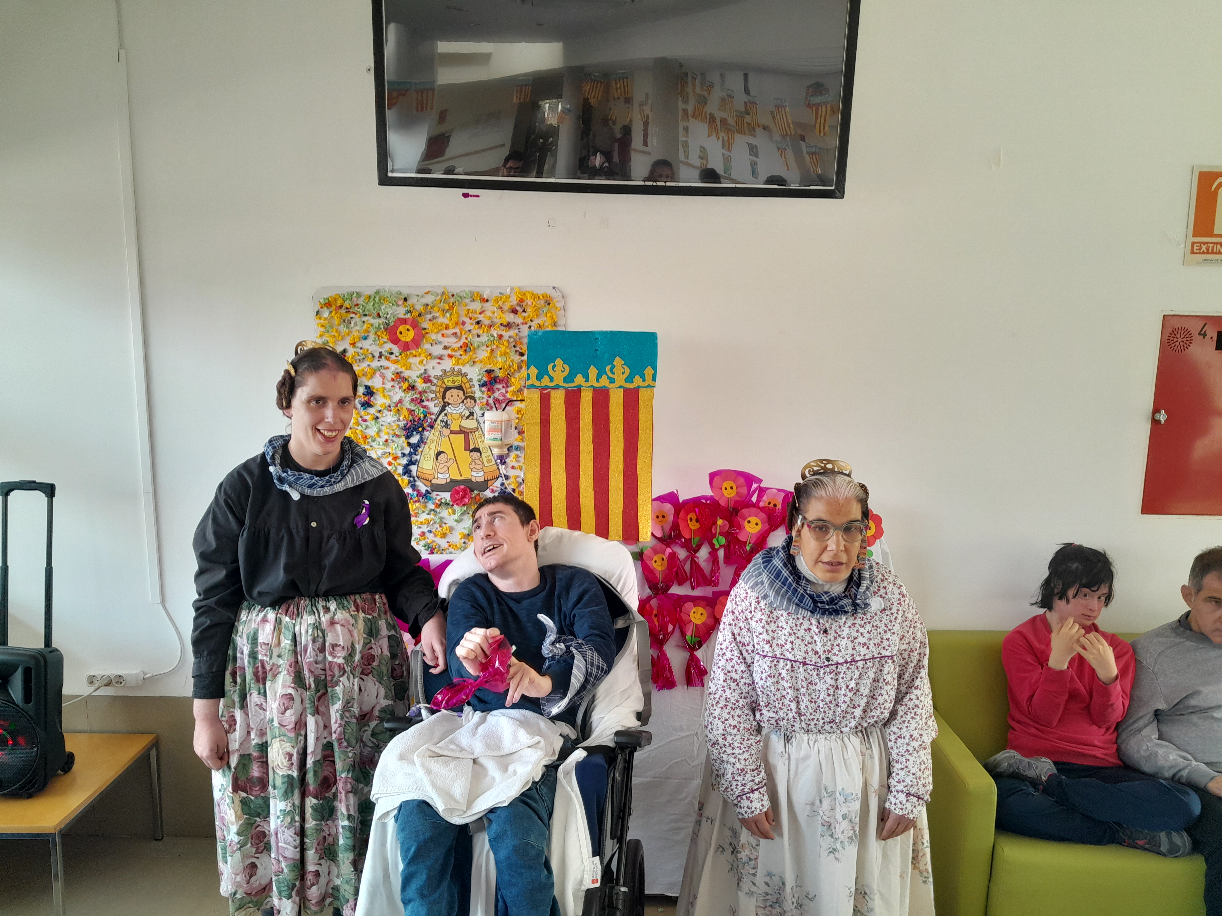 Plantà y Ofrenda a la Virgen en la residencia La Humanidad del IVASS en Cheste