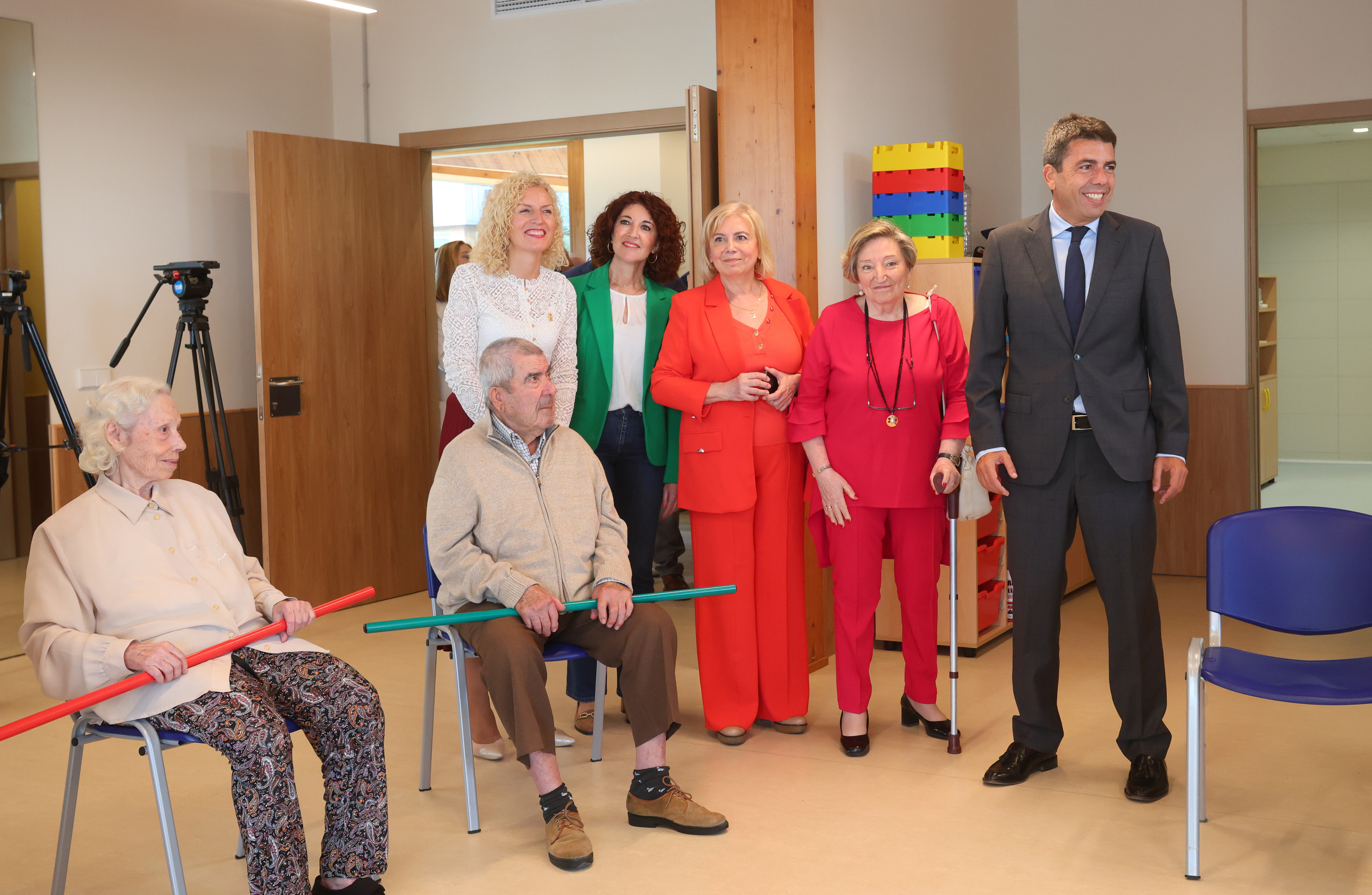 Mazón subraya “el compromiso y esfuerzo del Consell con las políticas sociales” e insta al Gobierno a abordar “una financiación justa que no nos penalice”