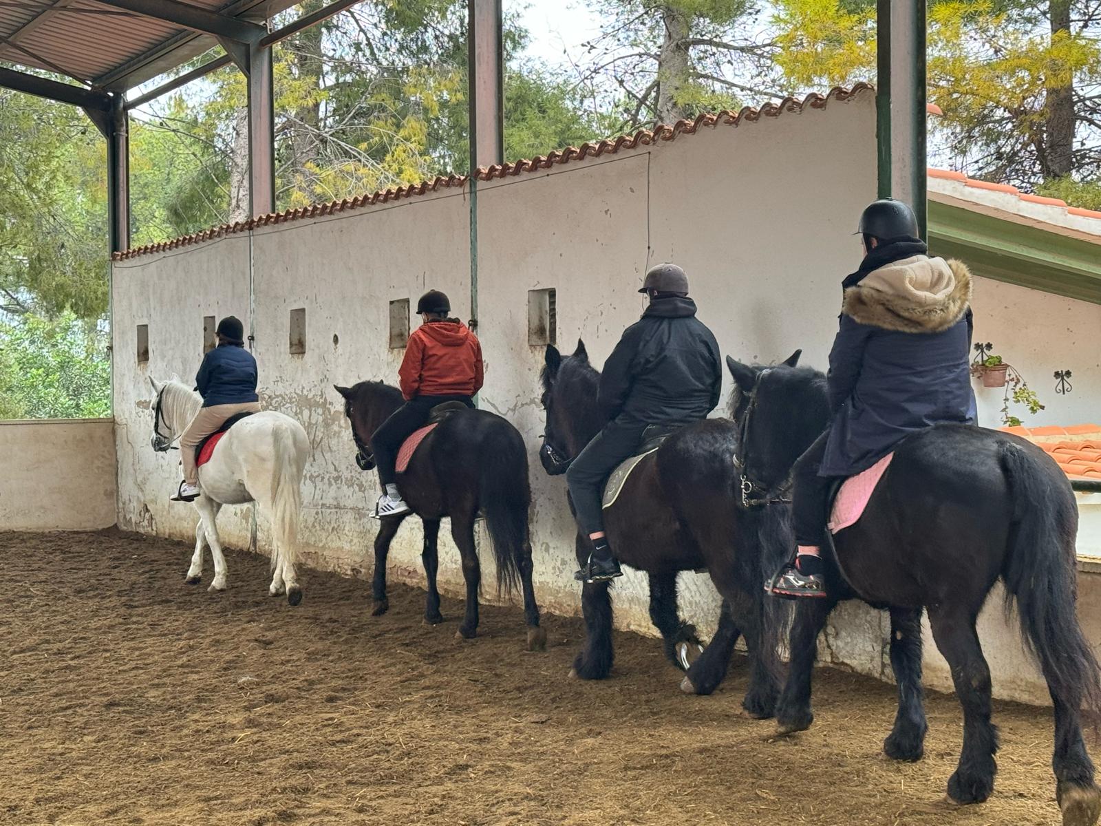 Personas usuarias del CEEM Mossèn Cirilo acuden al Club de Hípica de Alcoy Peluca donde han disfrutado de una jornada muy entretenida