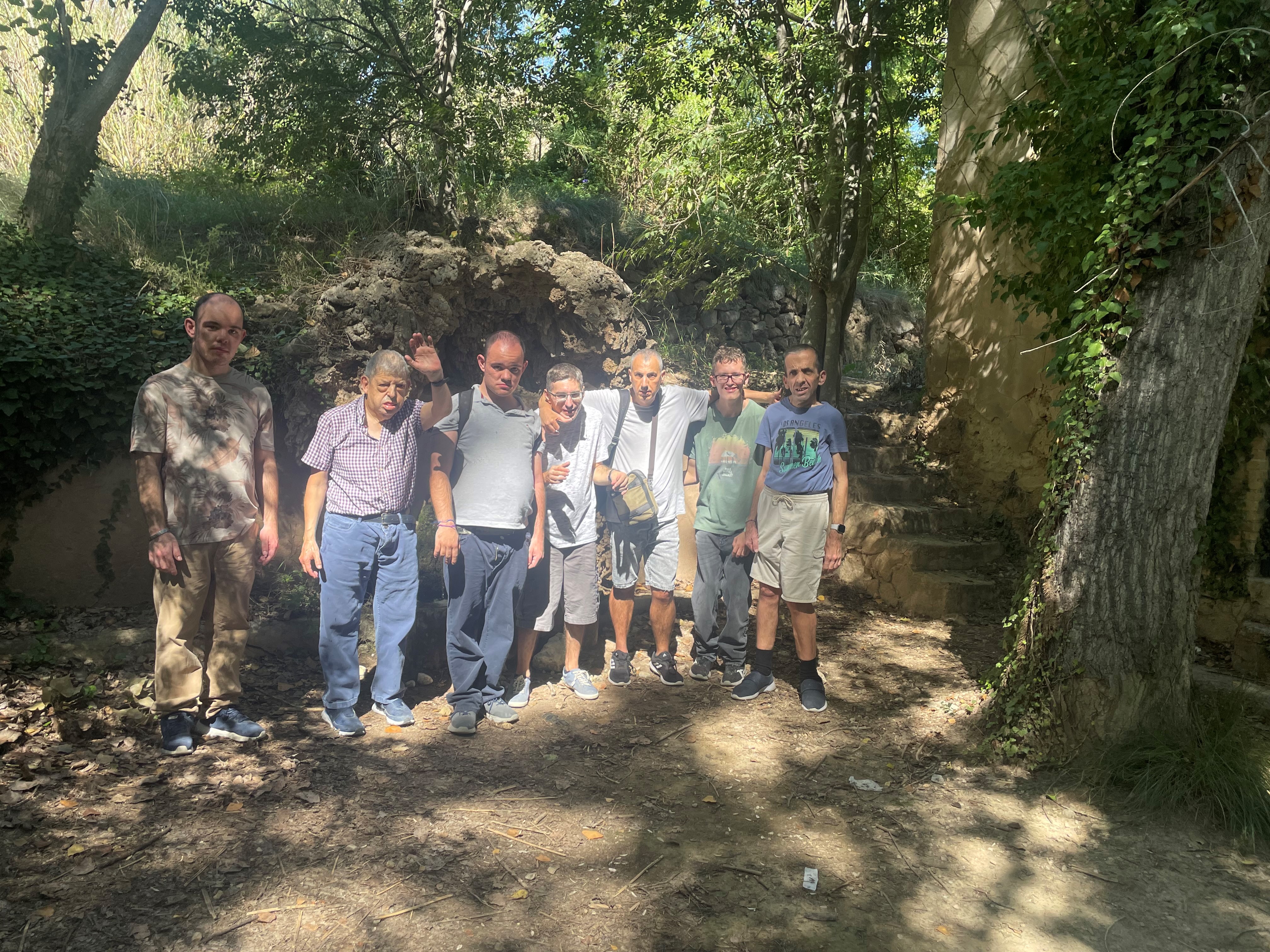 Compañeras y compañeros de la residencia Bennàger de Aldaia disfrutan de la naturaleza en Alborache