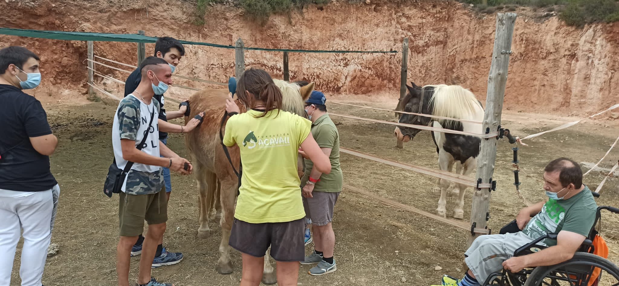 Personas usuarias de la residencia PRAGA han compartido el Día Mundial de los Animales con la Fundación A Cavall