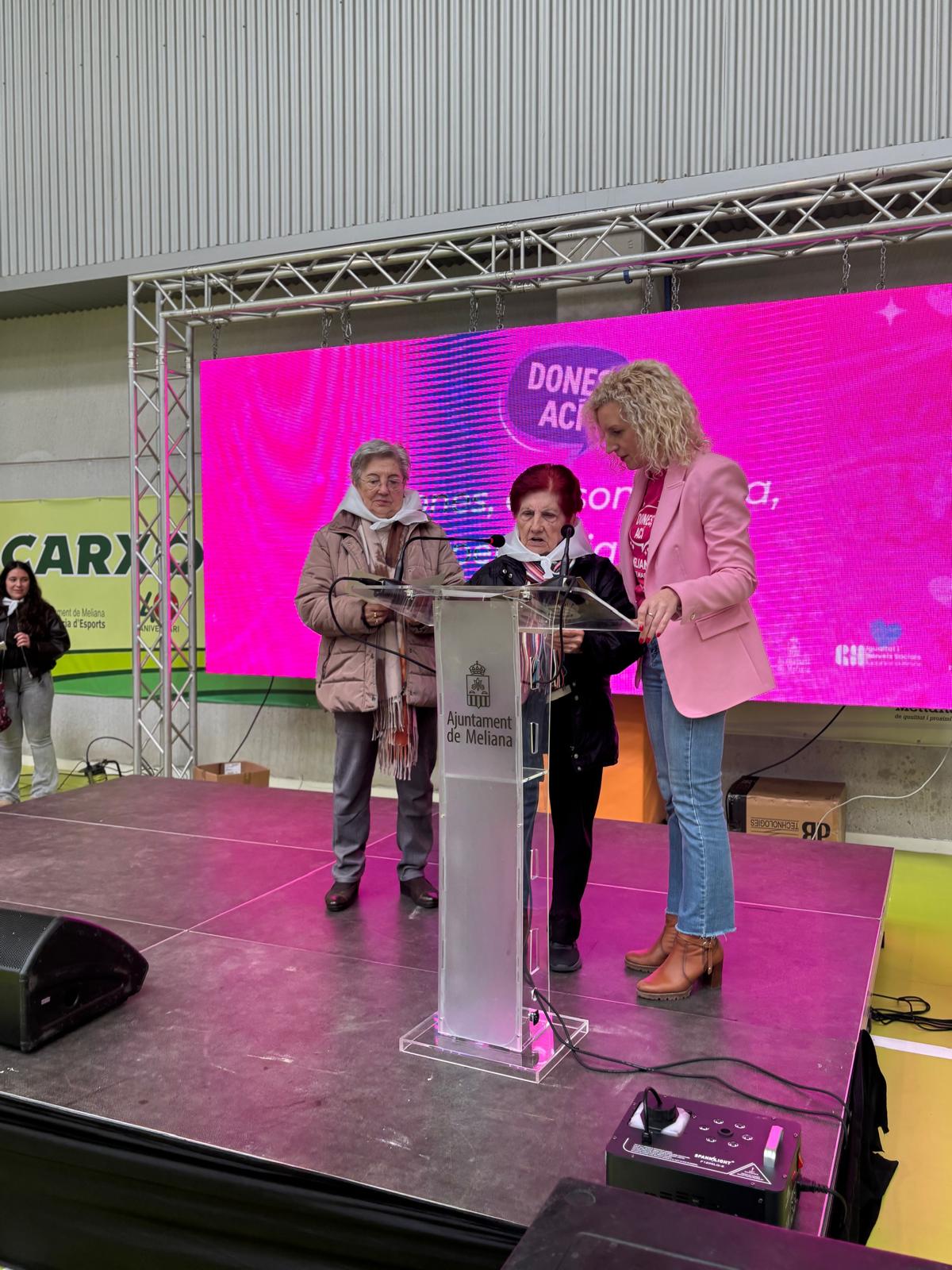 Les dones usuàries del C.D. Ana Lluch participen en l'acte del 8M organitzat per l'Ajuntament de Meliana