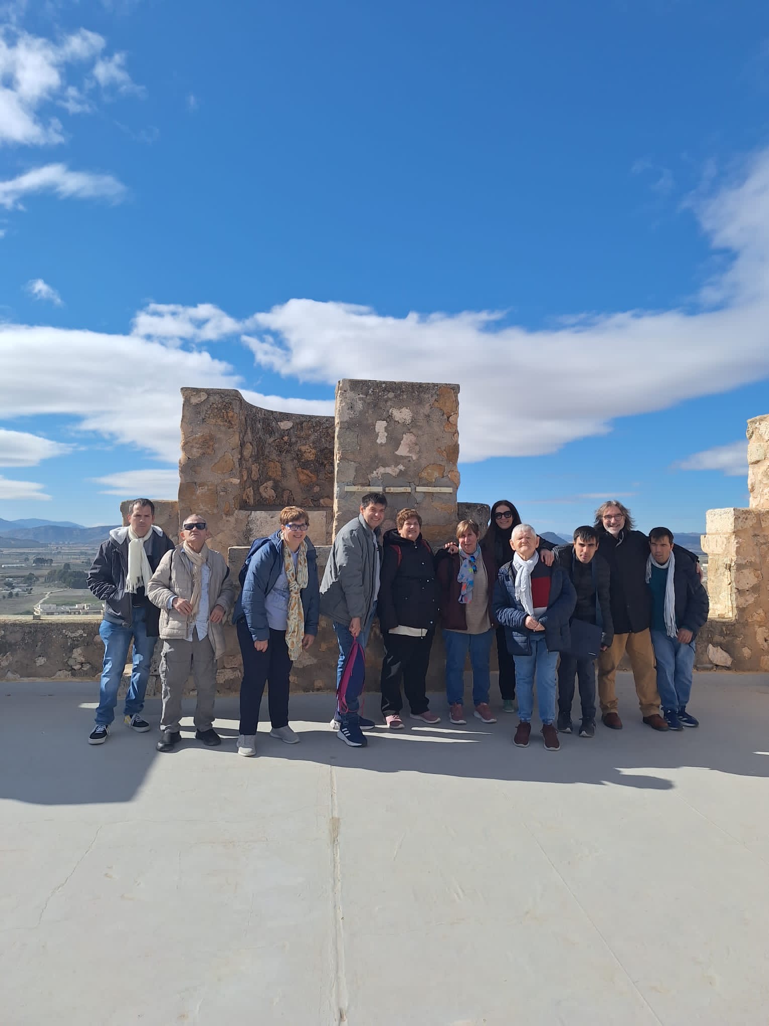 Personas usuarias de la Residencia Caixa Ontinyent del IVASS en Xàtiva han visitado el Castillo de Villena 