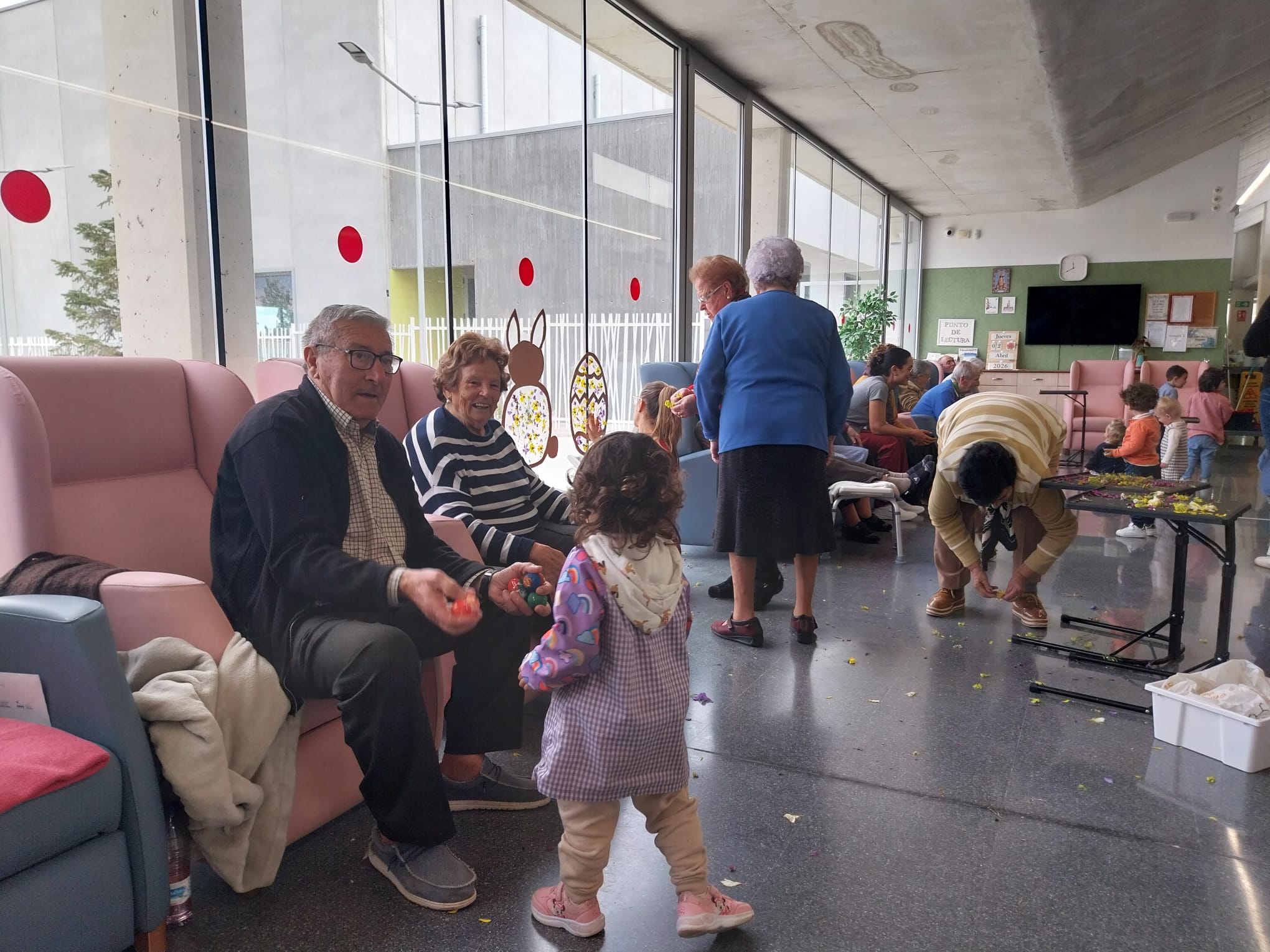 Encuentro intergeneracional lleno de alegría al C.D. La Font de personas mayores