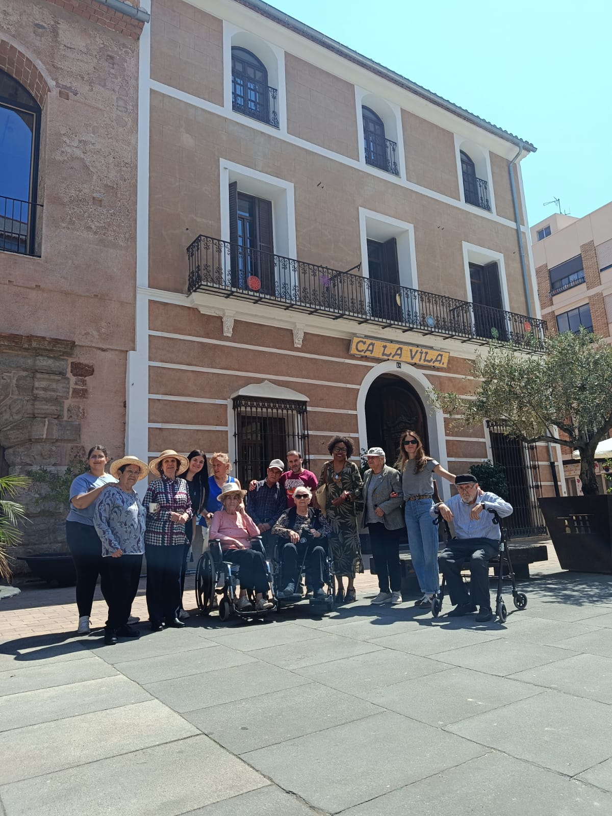 Les persones majors del C.D. El Rajolar gaudixen d'una interessantíssima visita a l'Ajuntament de Betxí 