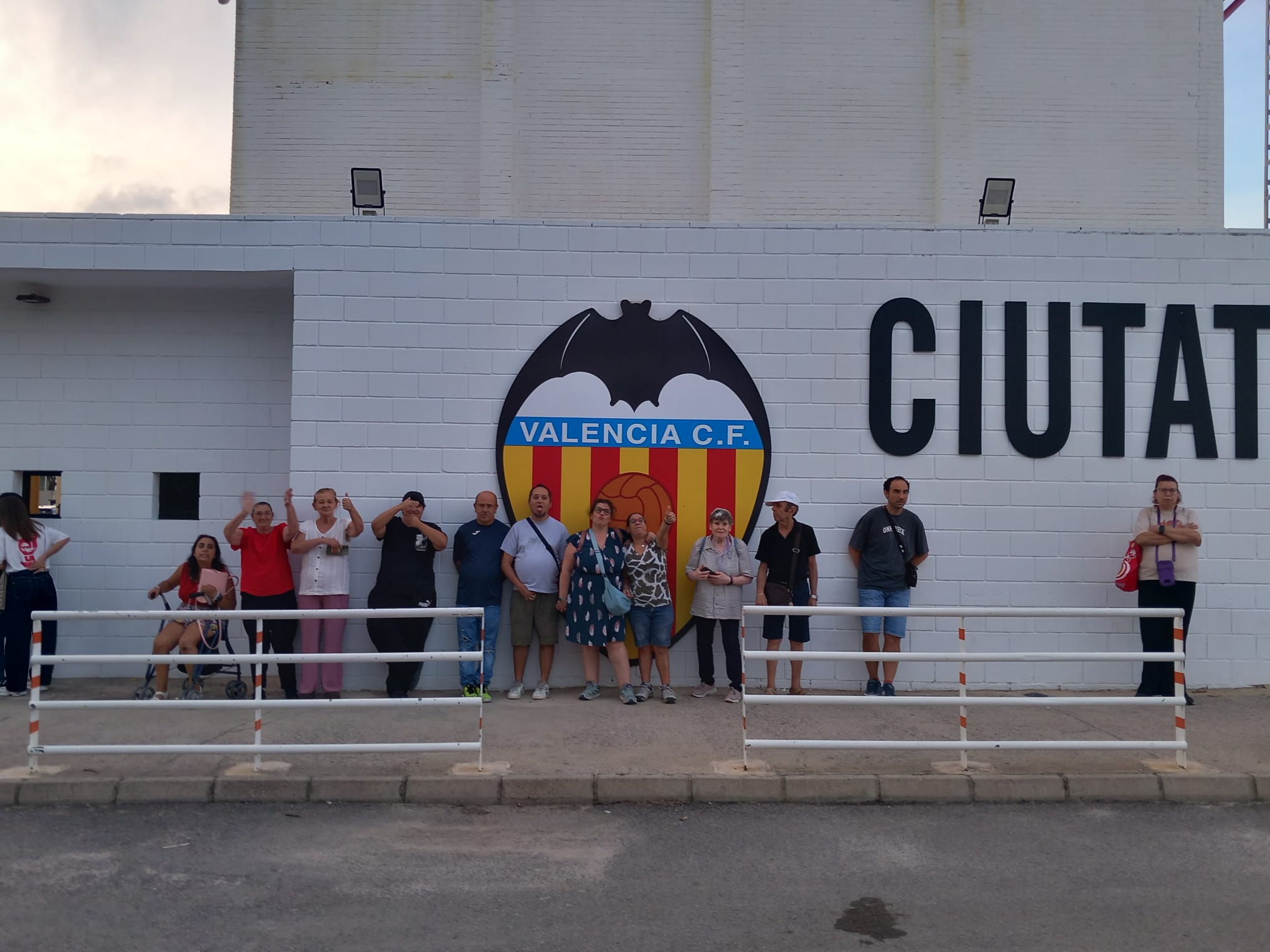 Les persones amb discapacitat intel·lectual de les Vivendes Tutelades de l'IVASS van assistir este cap de setmana a Paterna al partit del València Femení i la Reial Societat