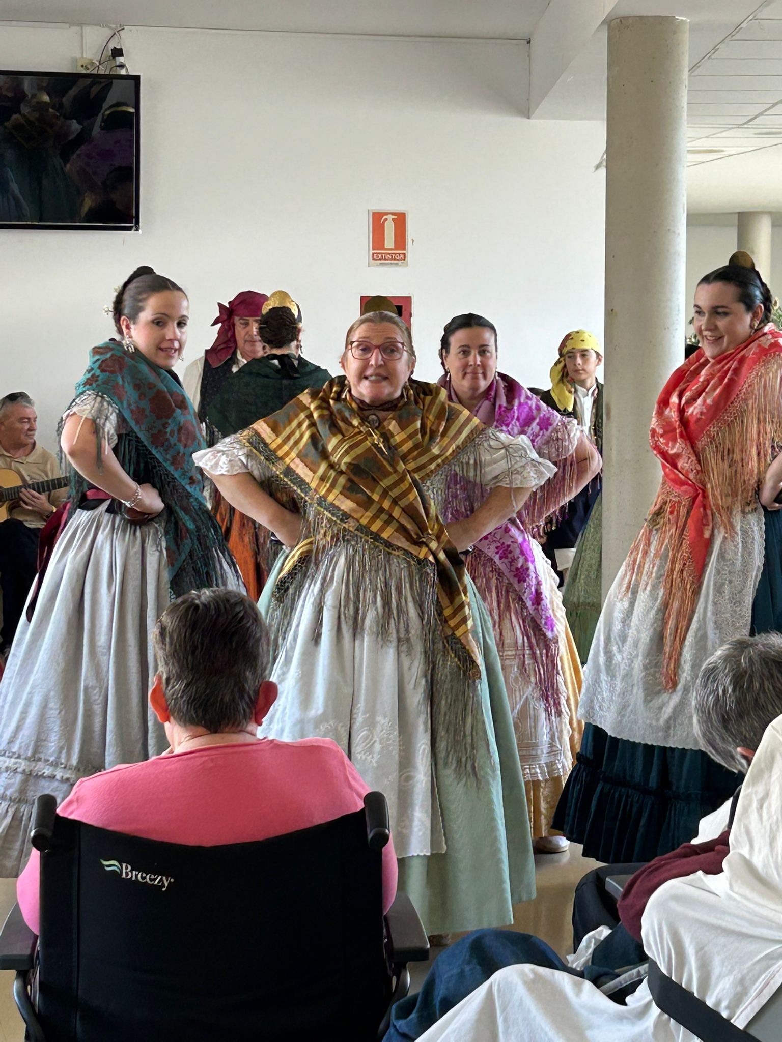 Este diumenge el grup Danses de Cheste es va acostar a la residència La Humanitat i ens van delectar amb el seu repertori de balls i música populars
