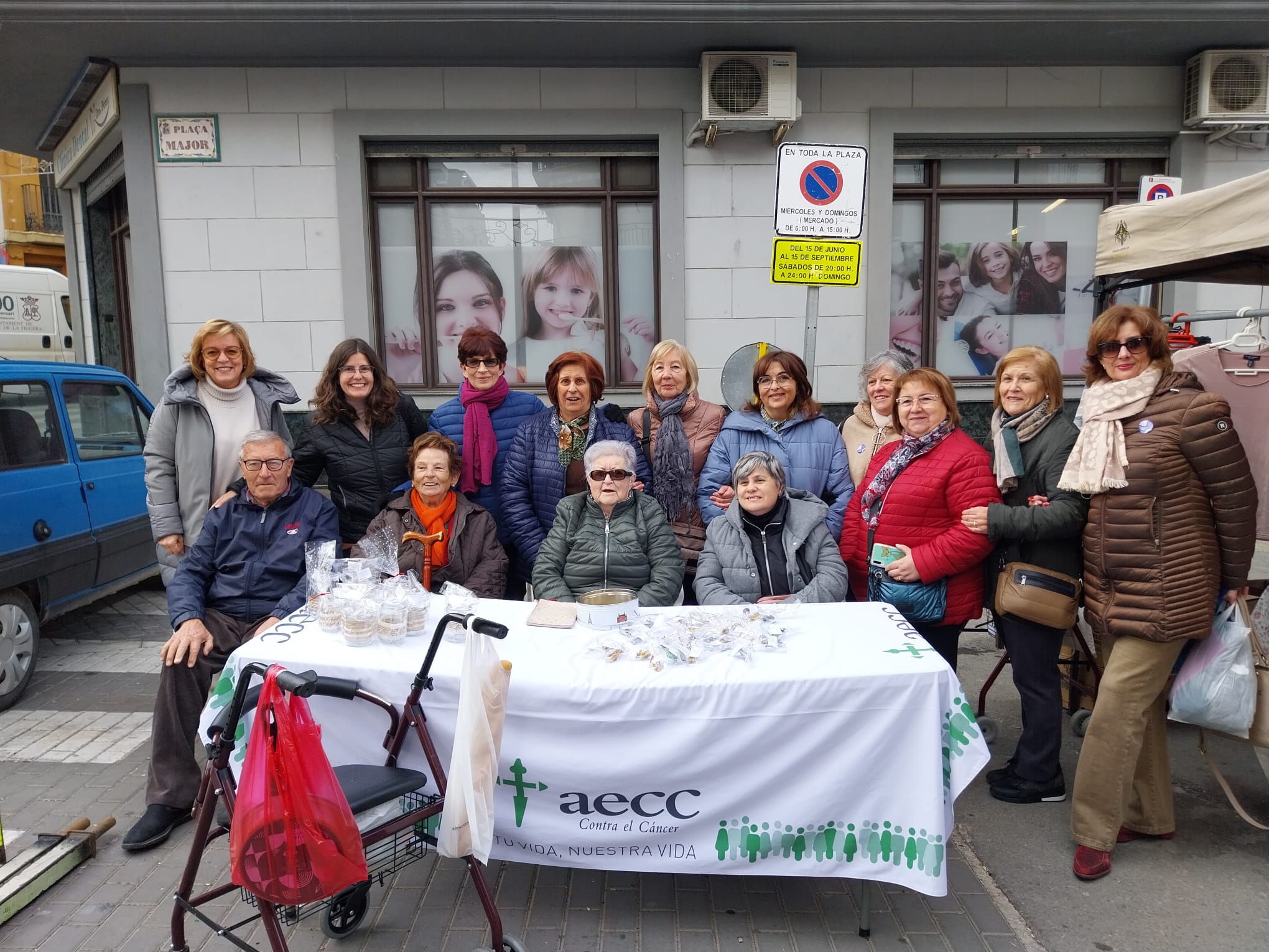 Personas mayores del C.D. La Font de la Figuera participan en la mesa de la Asociación contra el cáncer de la localidad 