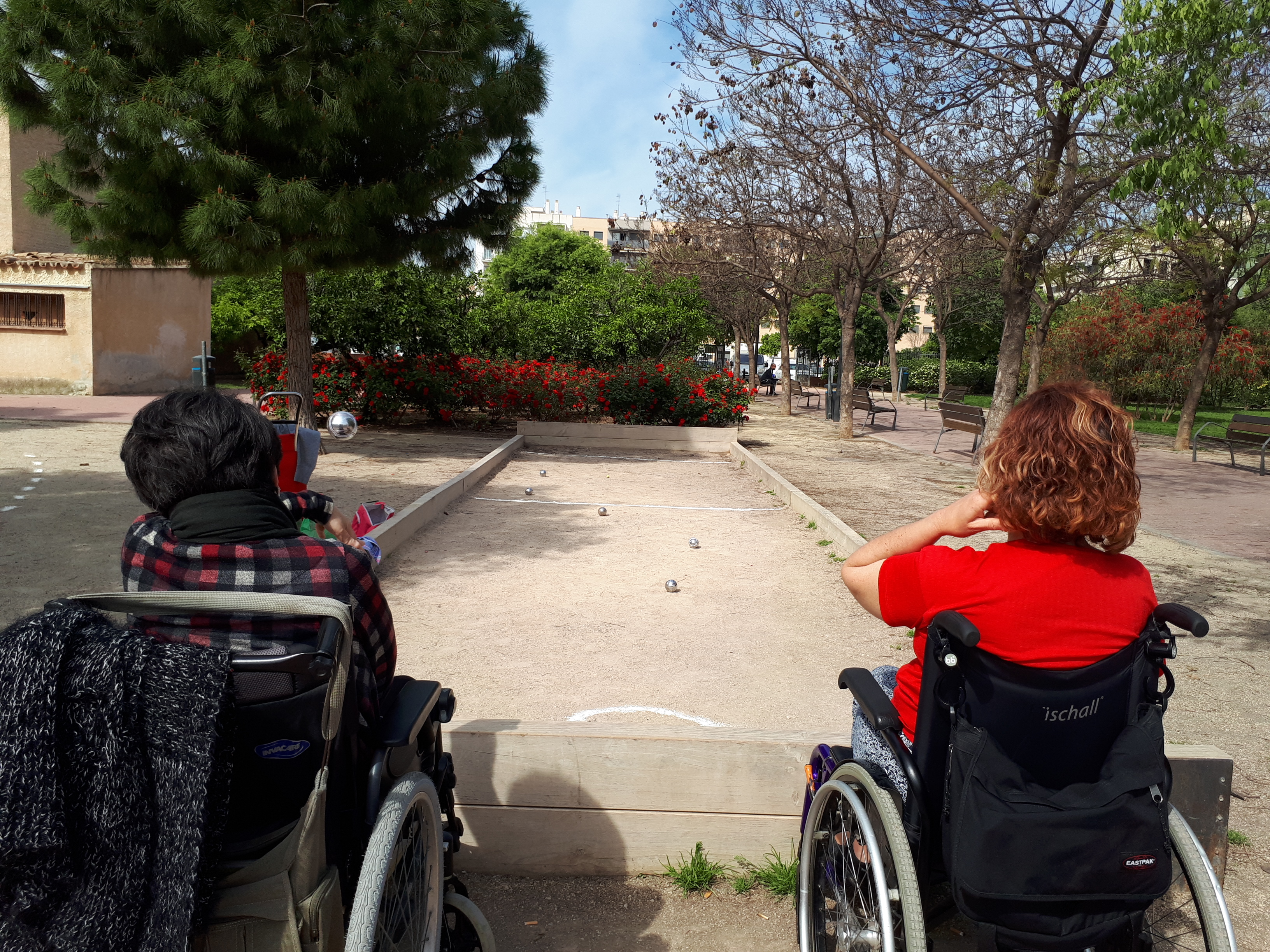 El C.D. Torrefiel organiza una gincana en la que las personas con daño cerebral adquirido trabajan las habilidades físicas y cognitivas 