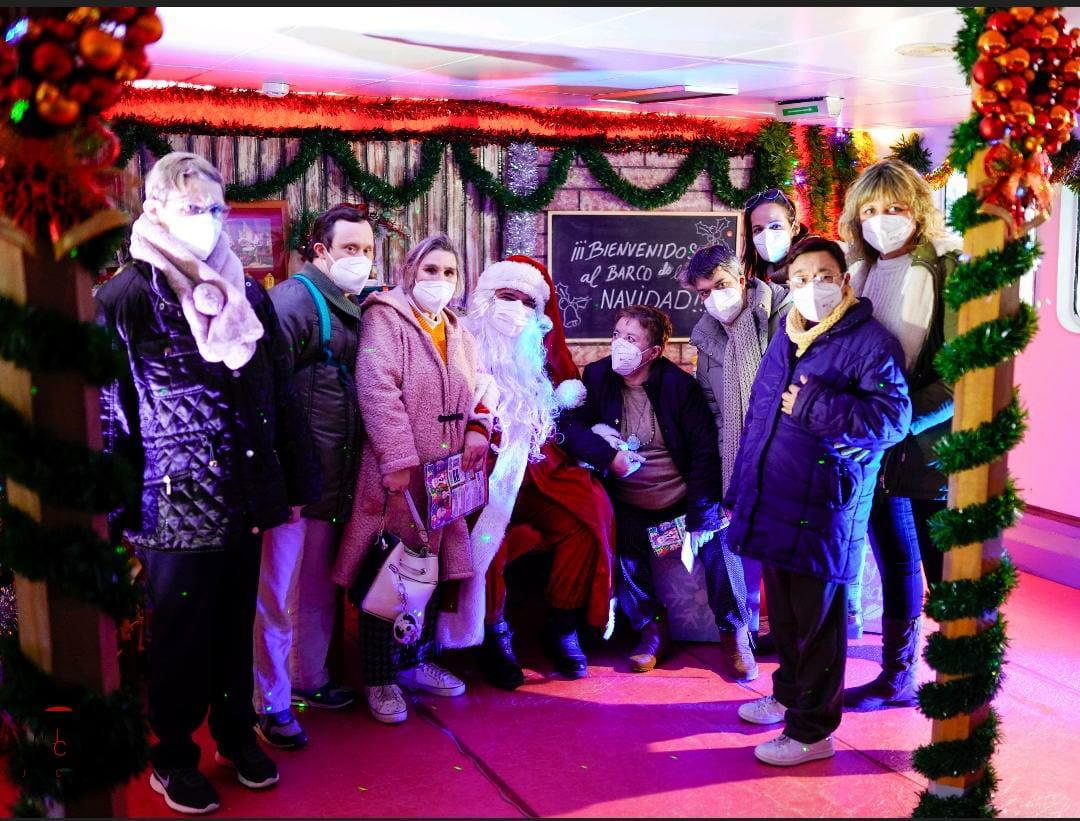 Compañeros y compañeras de la residencia PRAGA en el Barco de Navidad