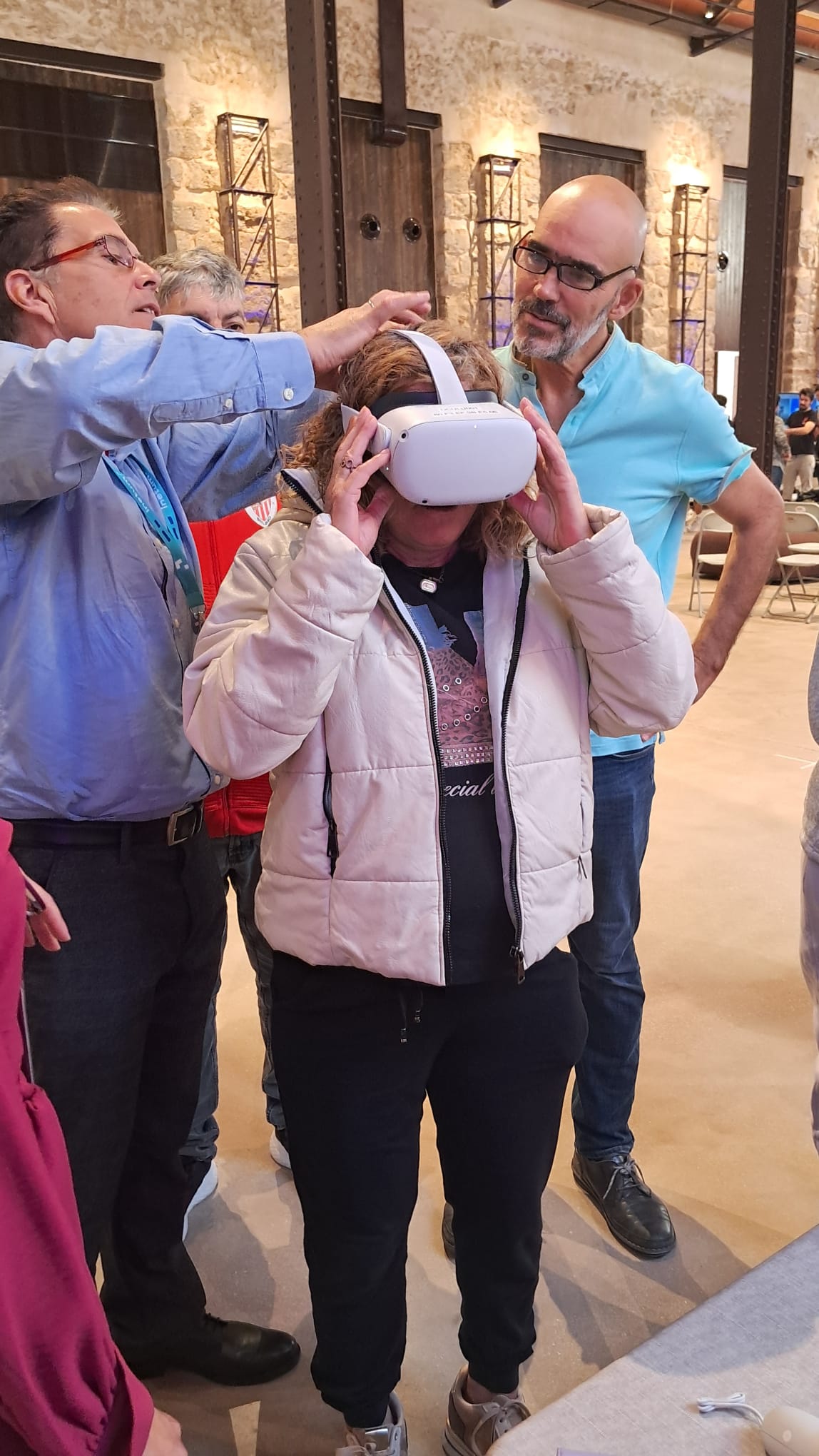 Las personas usuarias del CEEM Mossèn Cirilo del IVASS participan en las Jornadas Rodes Metaverso Alcoy donde probaron gafas de realidad virtual 
