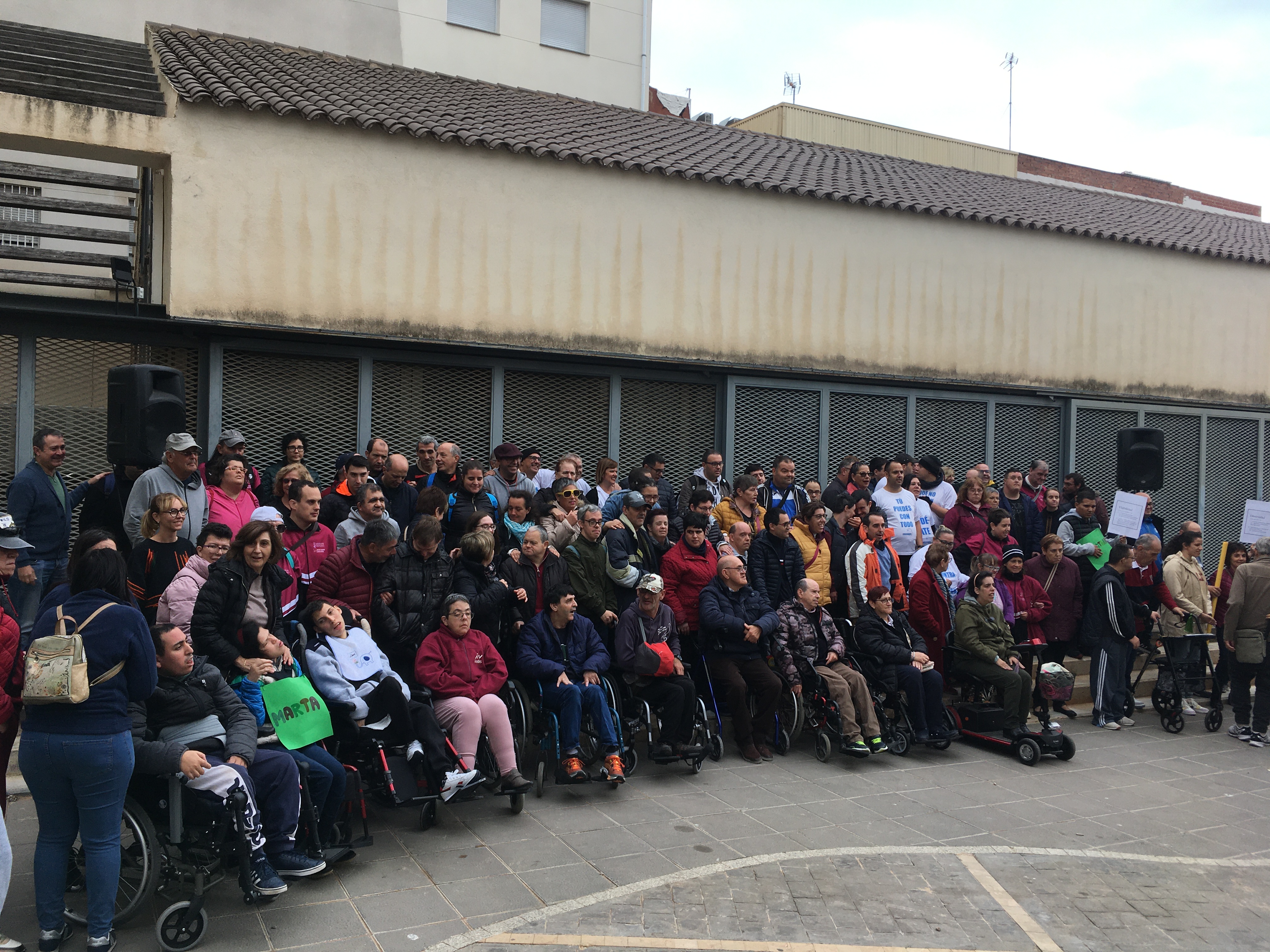 Personas usuarias y sus familias, y el equipo de profesionales del C.O. El Maestrat del IVASS recuerdan lo importante que es visibilizar a las personas con discapacidad