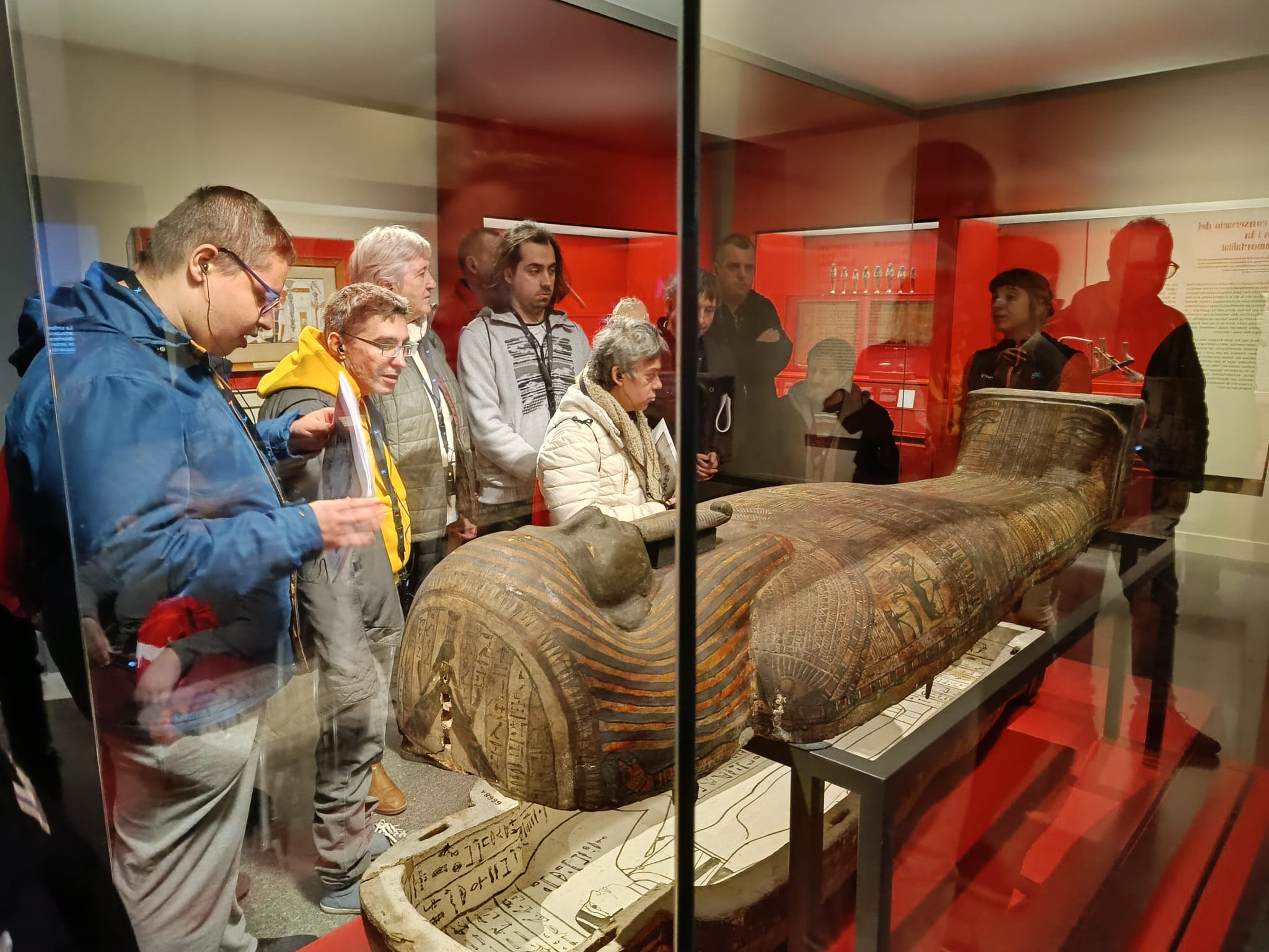 Personas con discapacidad intelectual del C.O. Marxalenes visitan la exposición MOMIAS DE EGIPTO de Caixa Forum