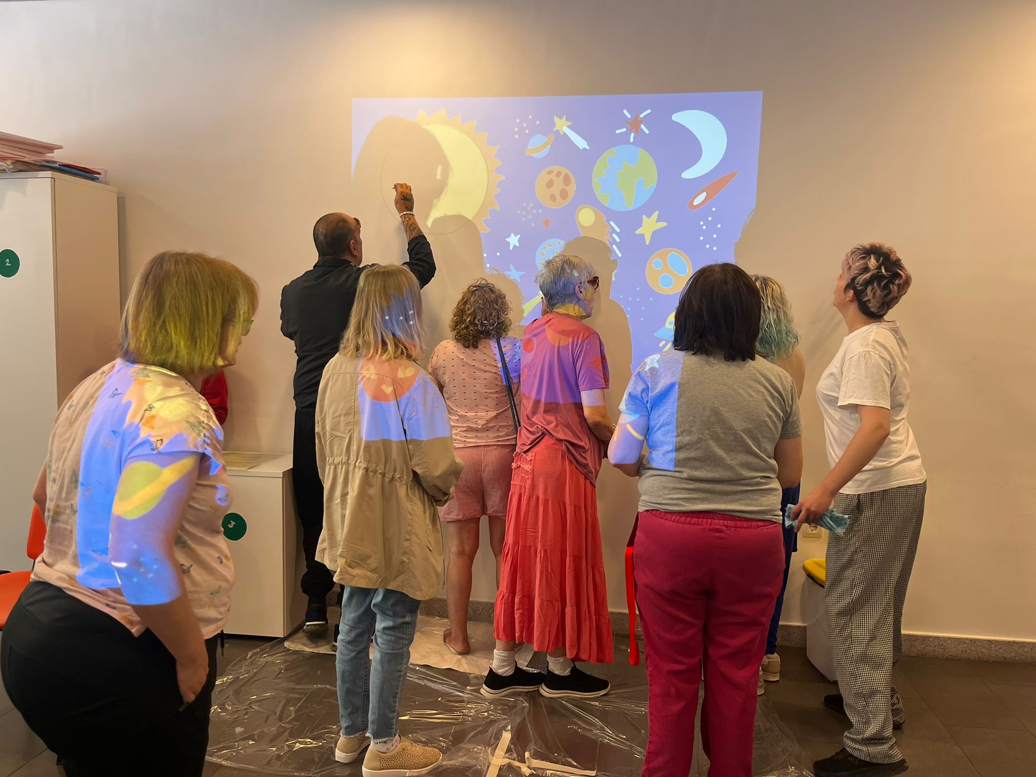 Las personas usuarias del CEEM Mossèn Cirilo de Alcoi realizan una actividad lúdica, con la ayuda de la artista y diseñadora gráfica Laura Melero, para dar vida a uno de los talleres del centro