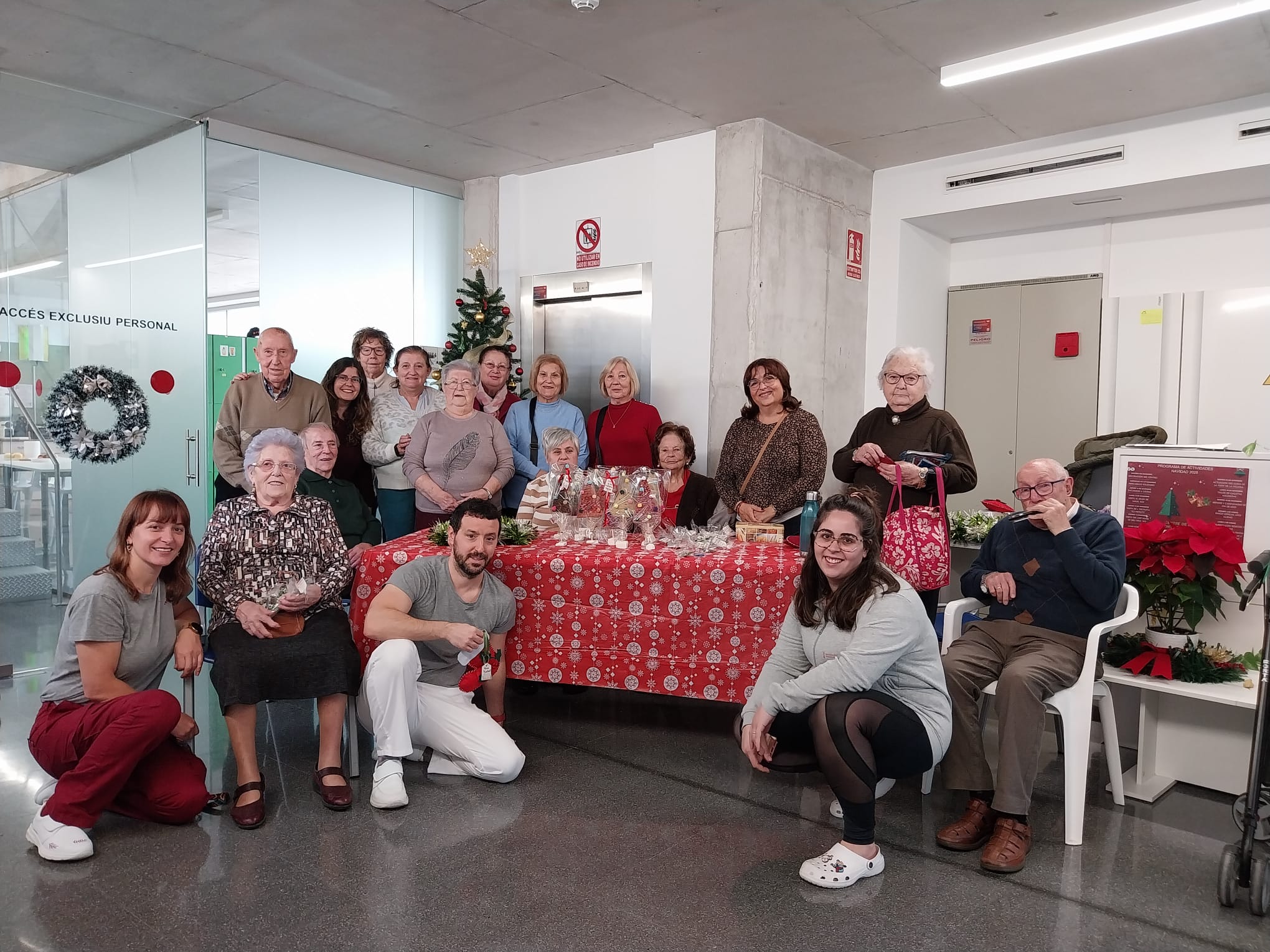 Les persones majors del C.D. La Font de la Figuera han preparat este estand a mode de mercat nadalenc