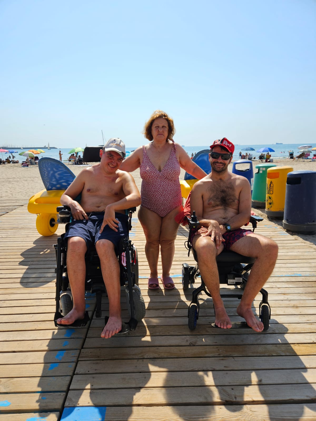 Nuestros compis del centro de día de daño cerebral adquirido en Ruzafa se han refugiado de la ola de calor en la playa adaptada de Pinedo 