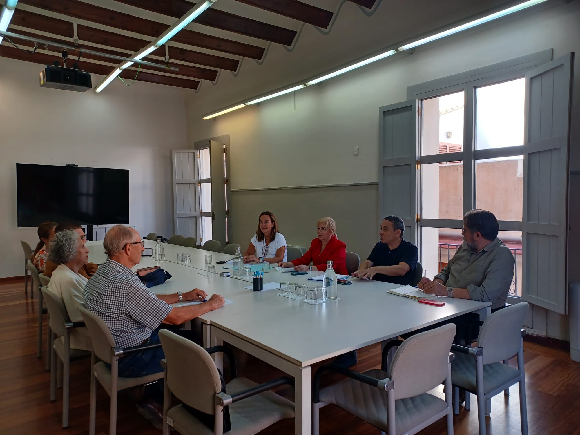 La directora general, María José Rico, es reunix amb familiars de les persones usuàries del C.D. Els Garrofers d'Elx