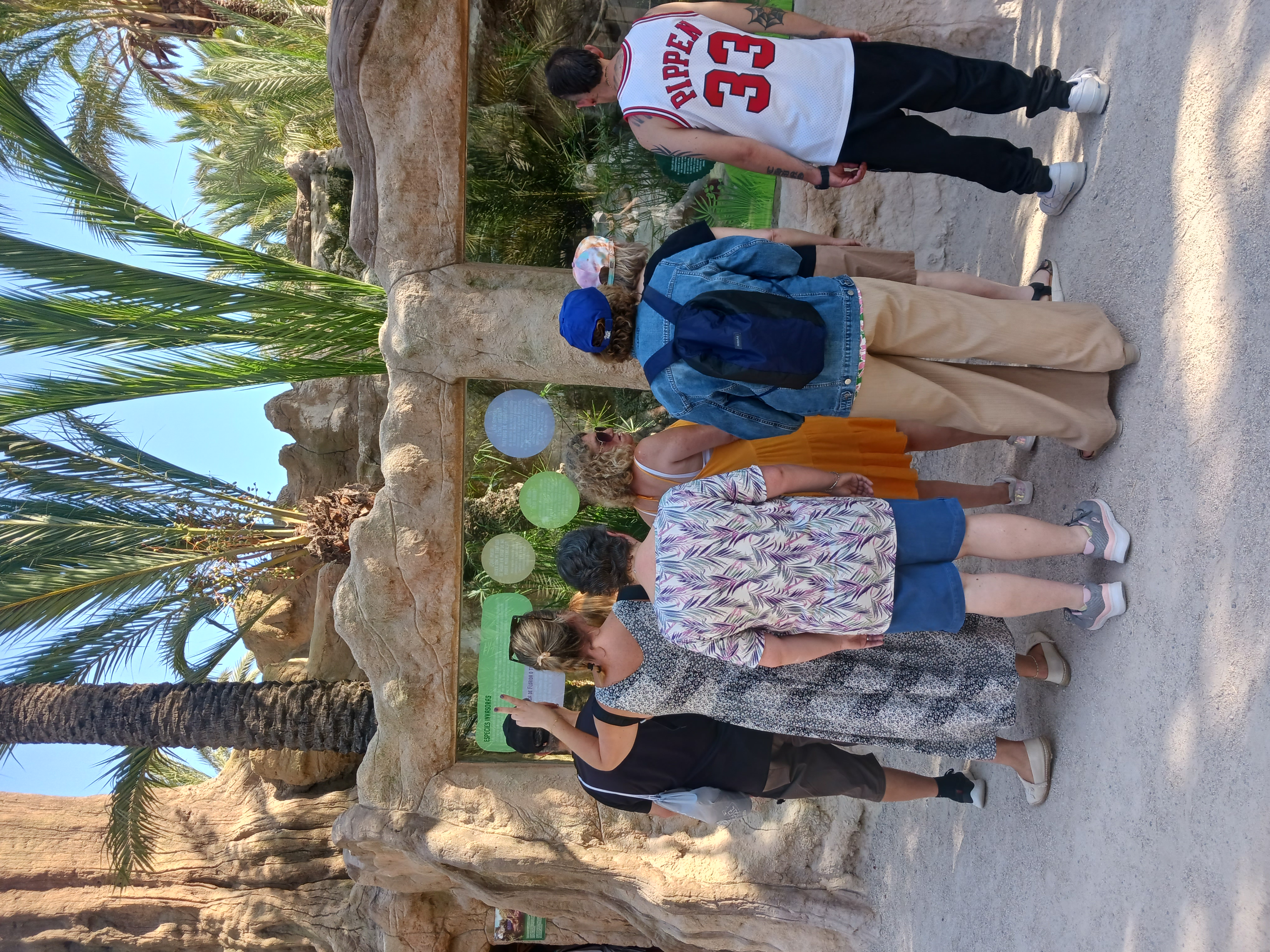 Visitan el parque zoológico 