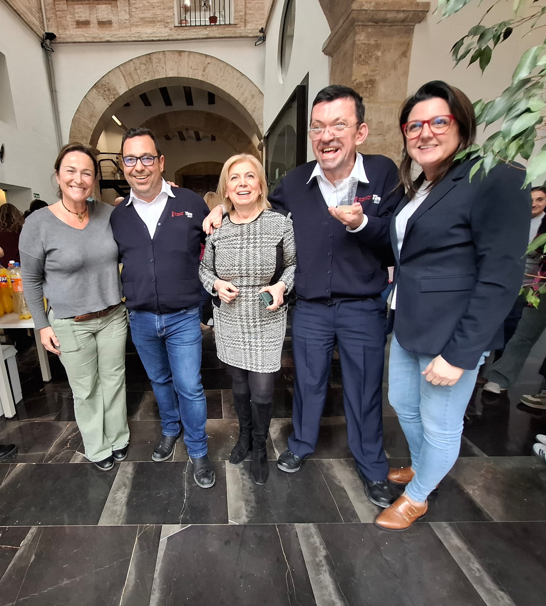 Emotiva fiesta de despedida a nuestros compañeros José Vicente y Javi que han aprobado las opos de ordenanza de la Generalitat y nos dejan para empezar una prometedora andadura en sus nuevos puestos de trabajo