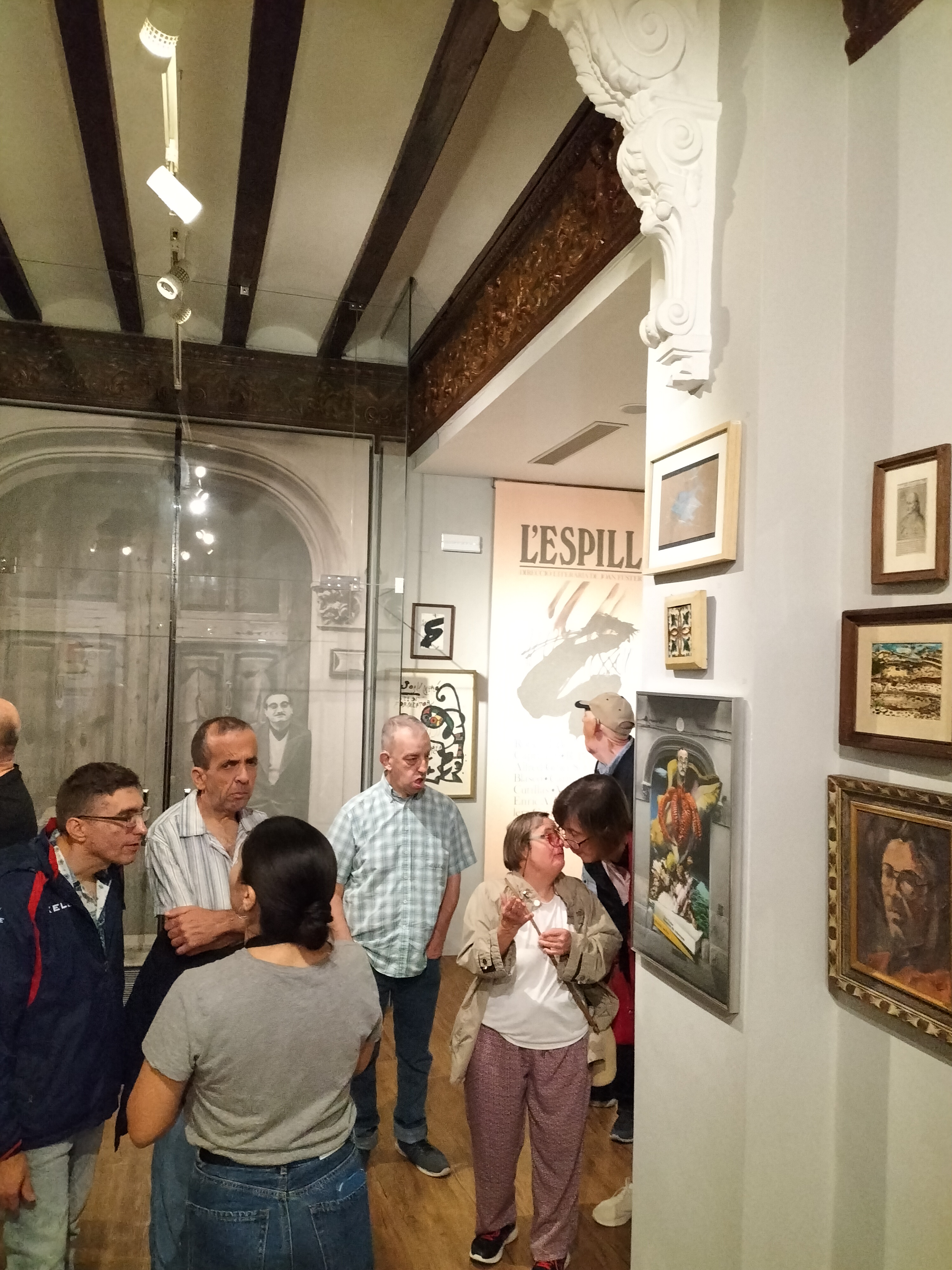 Los compañeros y compañeras de la residencia Bennàger de visita cultural por Sueca