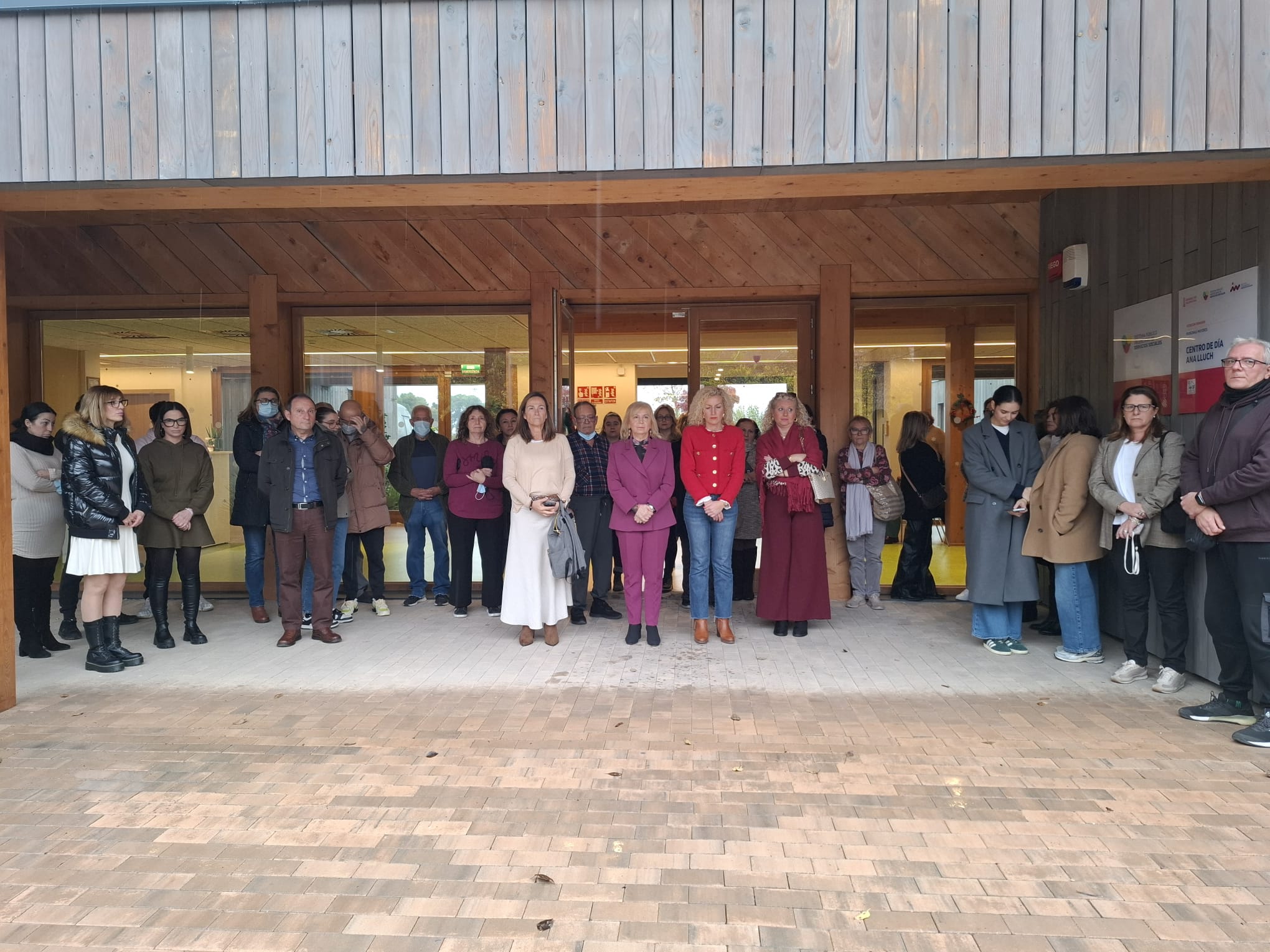 La directora general, María José Rico, i l'alcaldessa de Meliana, Trini Montañana, se sumen al minut de silenci per a condemnar l'assassinat d'una dona a Catarroja el 9 de desembre, víctima de violència contra la dona 