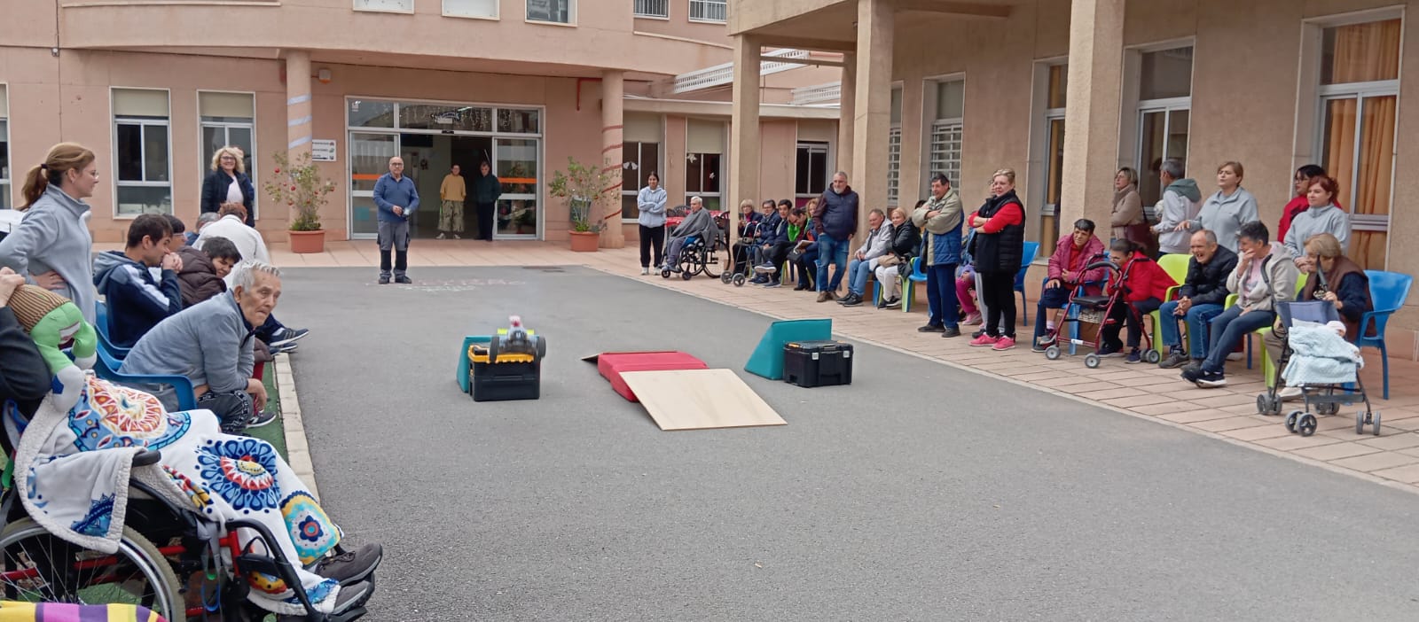 Jornada de coches teledirigidos en la residencia Jubalcoy 