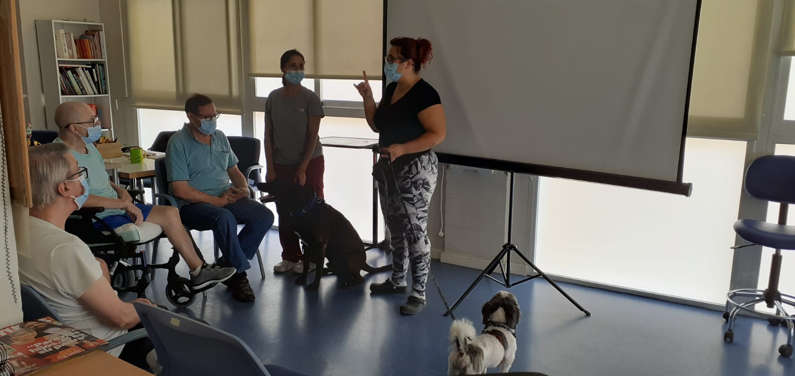 Dos amigos peludos muy especiales, Kobu y Meló, han visitado a las personas usuarias del CD Torrefiel 