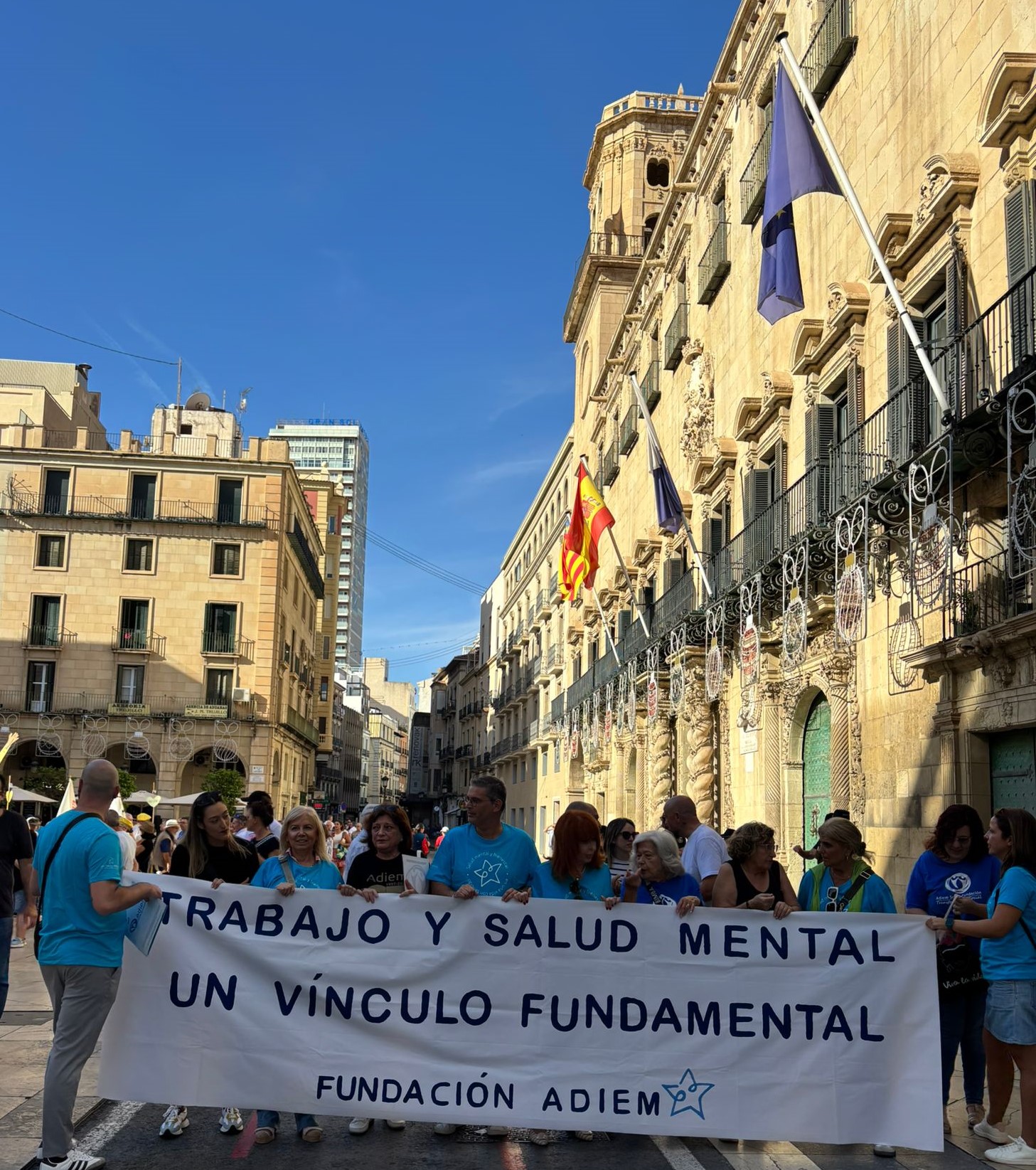 La directora general del IVASS participa en la IV Marcha por la Salud Mental organizada por la Fundación Adiem en Alicante