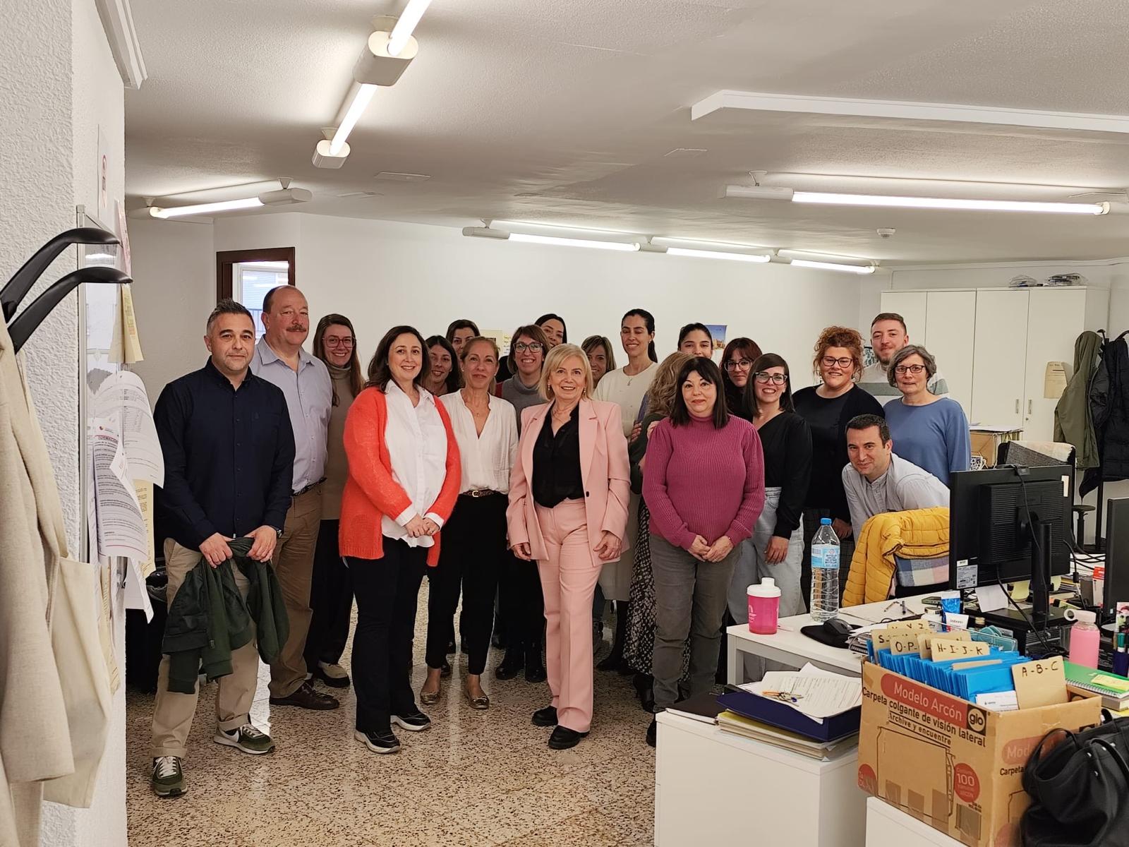 La directora general, María José Rico, visita la sede del servicio de tutelas en Elche
