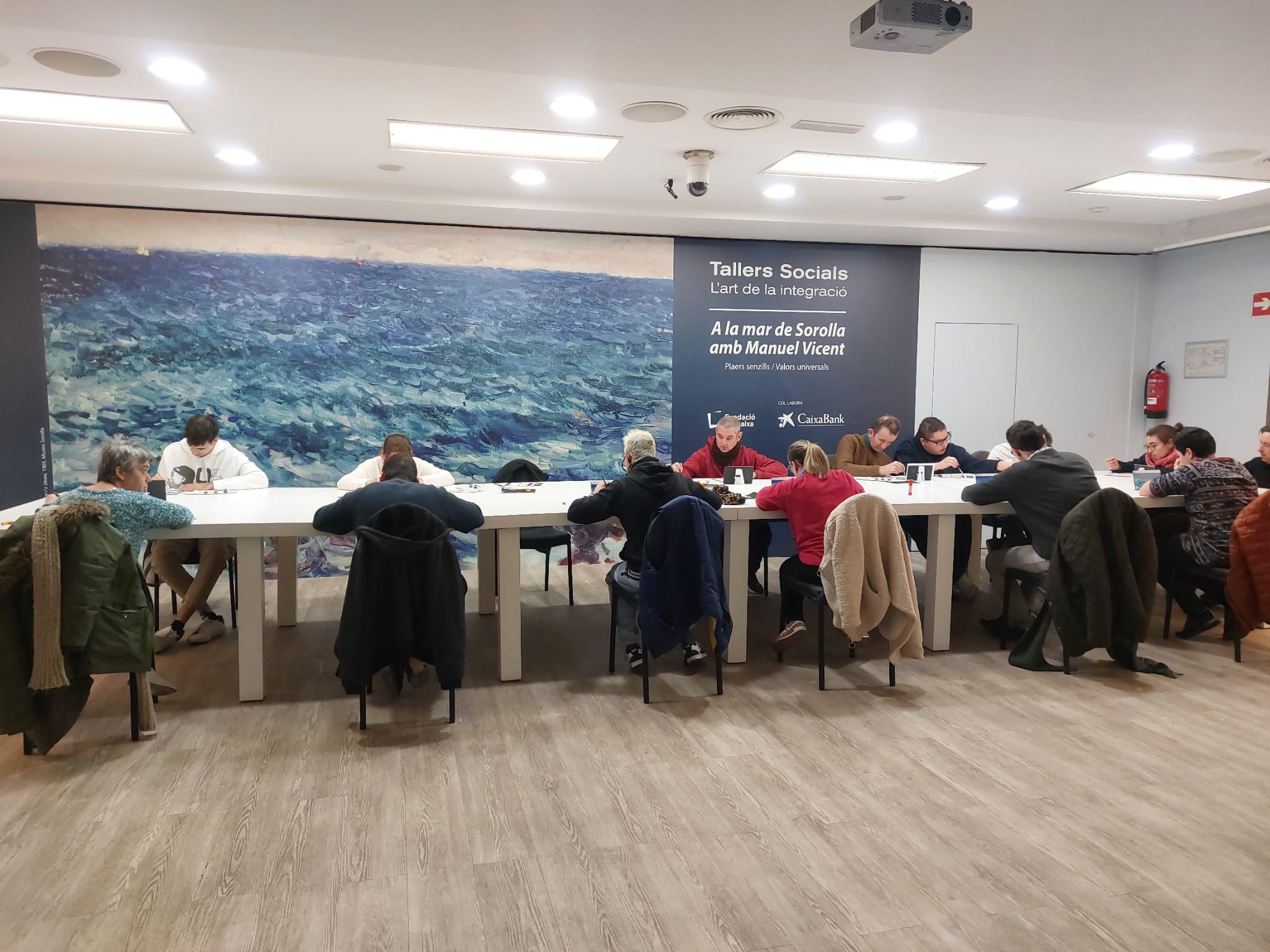 Personas con discapacidad intelectual del C.O. Marxalenes participan en los Talleres sociales 'En el mar de Sorolla con Manuel Vicent' de la Fundación Bancaja