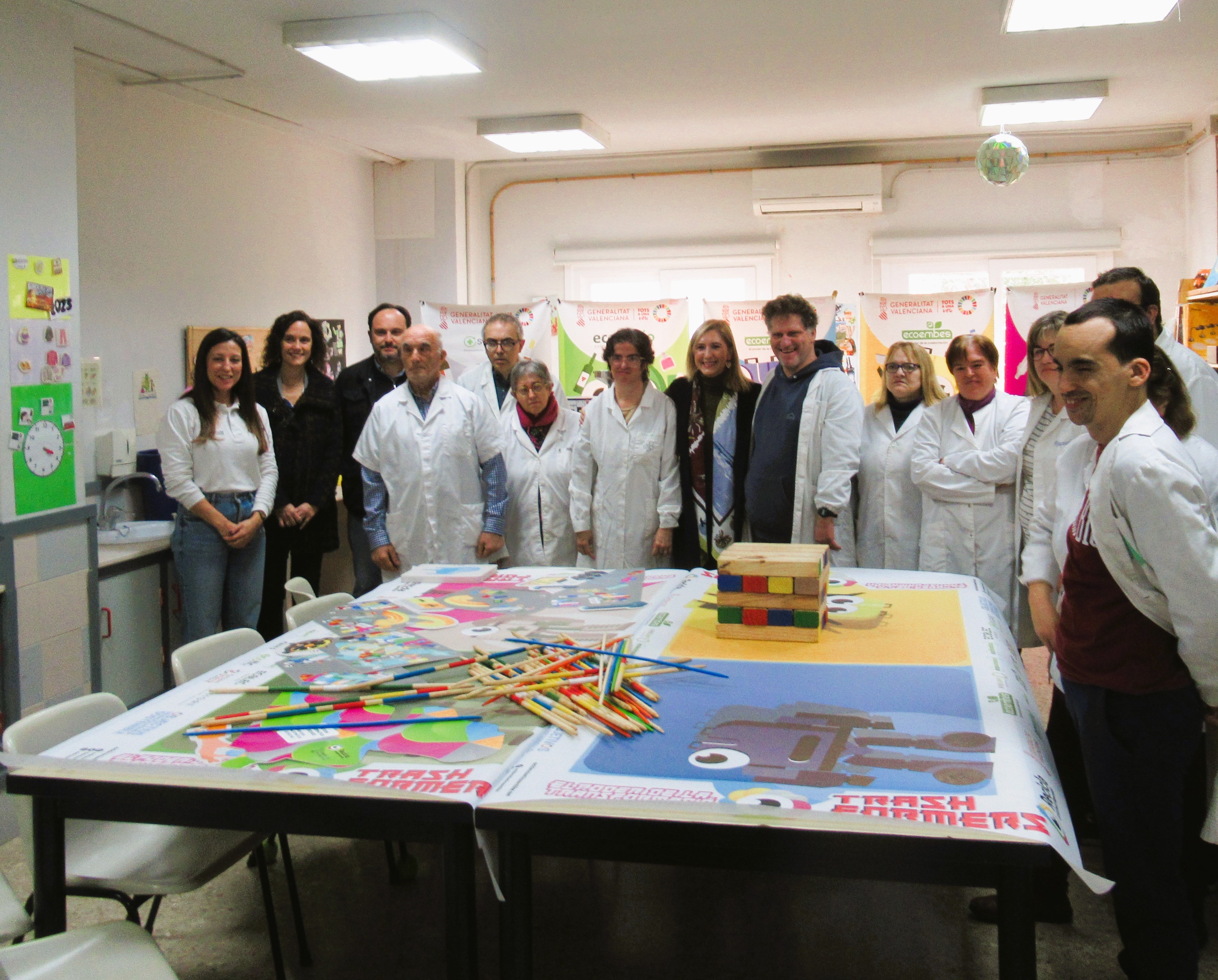 La consellera de Medi Ambient, Salomé Pradas, i el director general de Qualitat i Educació Ambiental, Jorge Blanco, i responsables de l'empresa Ecoembes han visitat el centre ocupacional Rafalafena de l'IVASS a Castelló