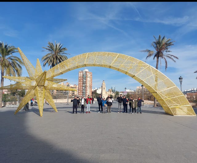 Las personas con discapacidad intelectual usuarias del C.O. Marxalenes de excursión para ver la decoración navideña de la ciudad 