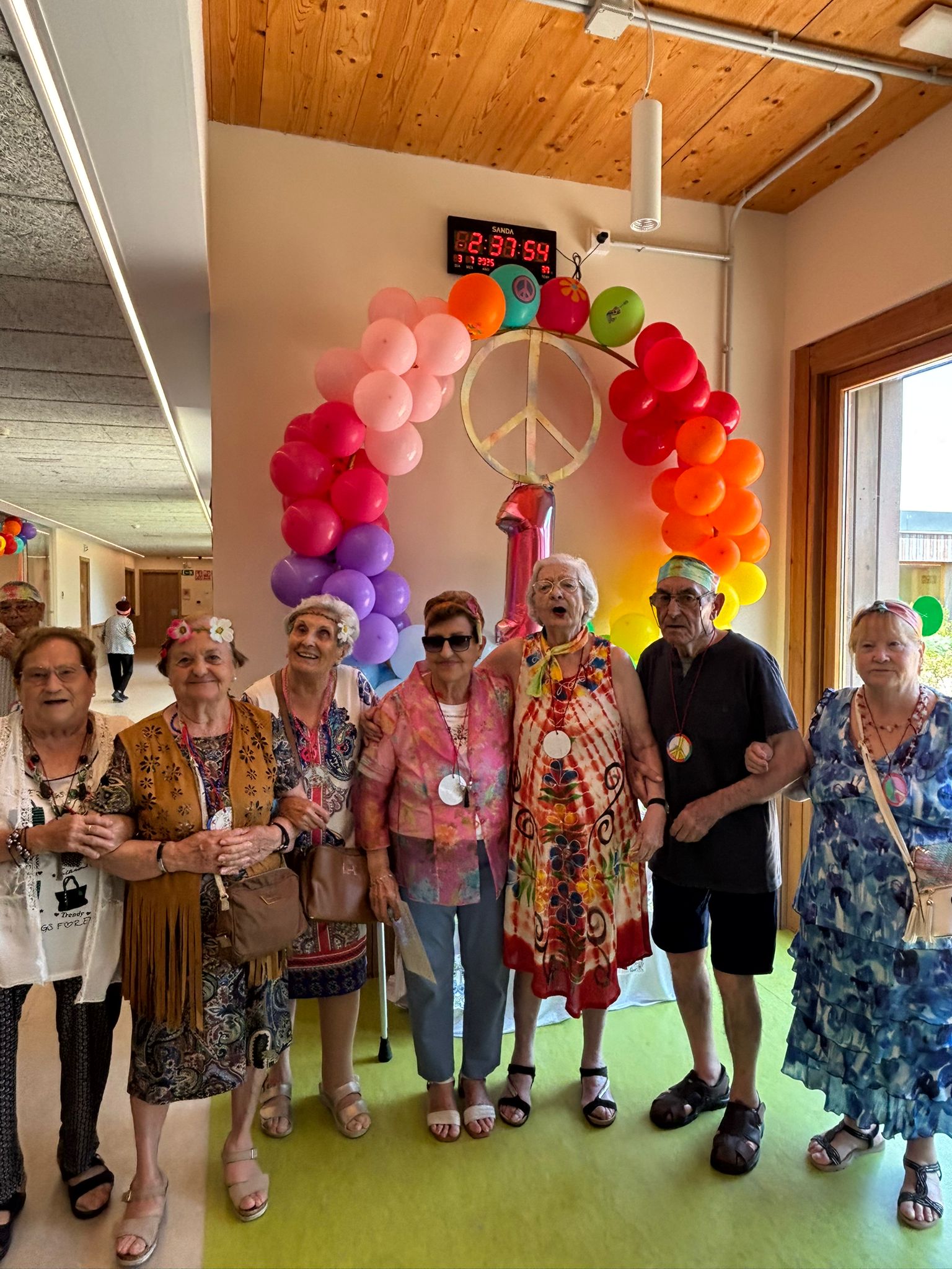 Primer aniversario del Centro de Día Ana Lluch de Meliana con una fiesta hippie llena de color y emoción