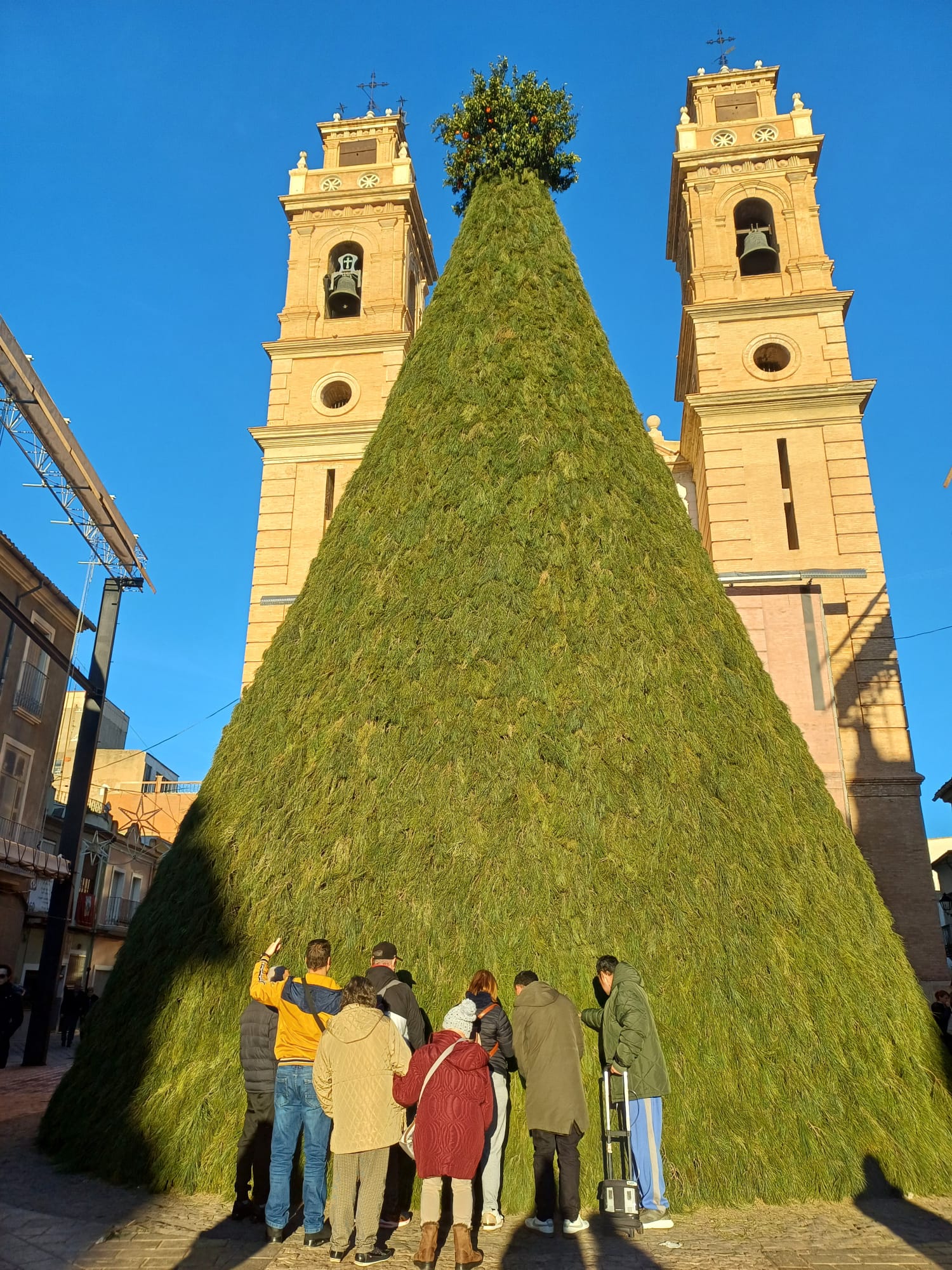 Las personas usuarias del CEEM Mossèn Cirilo acuden a Canals con motivo de sus fiestas patronales para ver la tradicional 